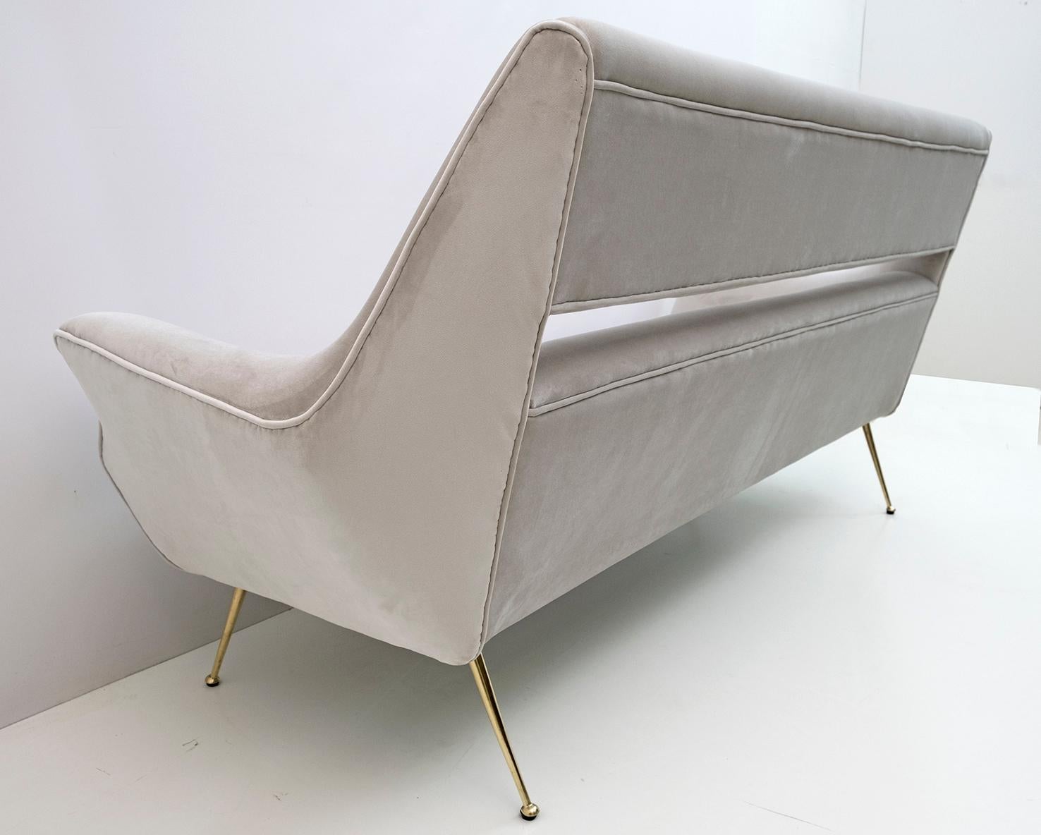 Gigi Radice Mid-Century Modern Italian Velvet Sofa for Minotti, 1950s For Sale 6