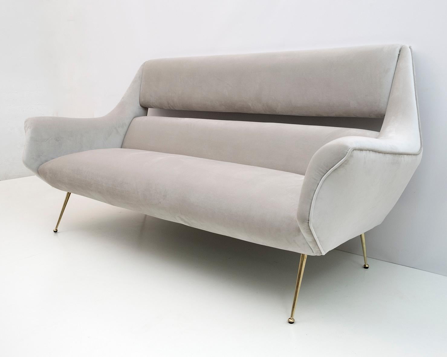Gigi Radice Mid-Century Modern-Sofa aus italienischem Samt für Minotti, 1950er Jahre (Moderne der Mitte des Jahrhunderts) im Angebot