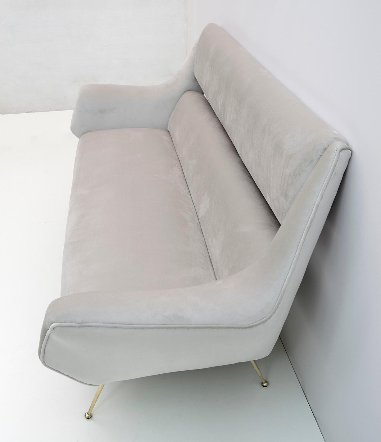 Gigi Radice Mid-Century Modern-Sofa aus italienischem Samt für Minotti, 1950er Jahre (Messing) im Angebot