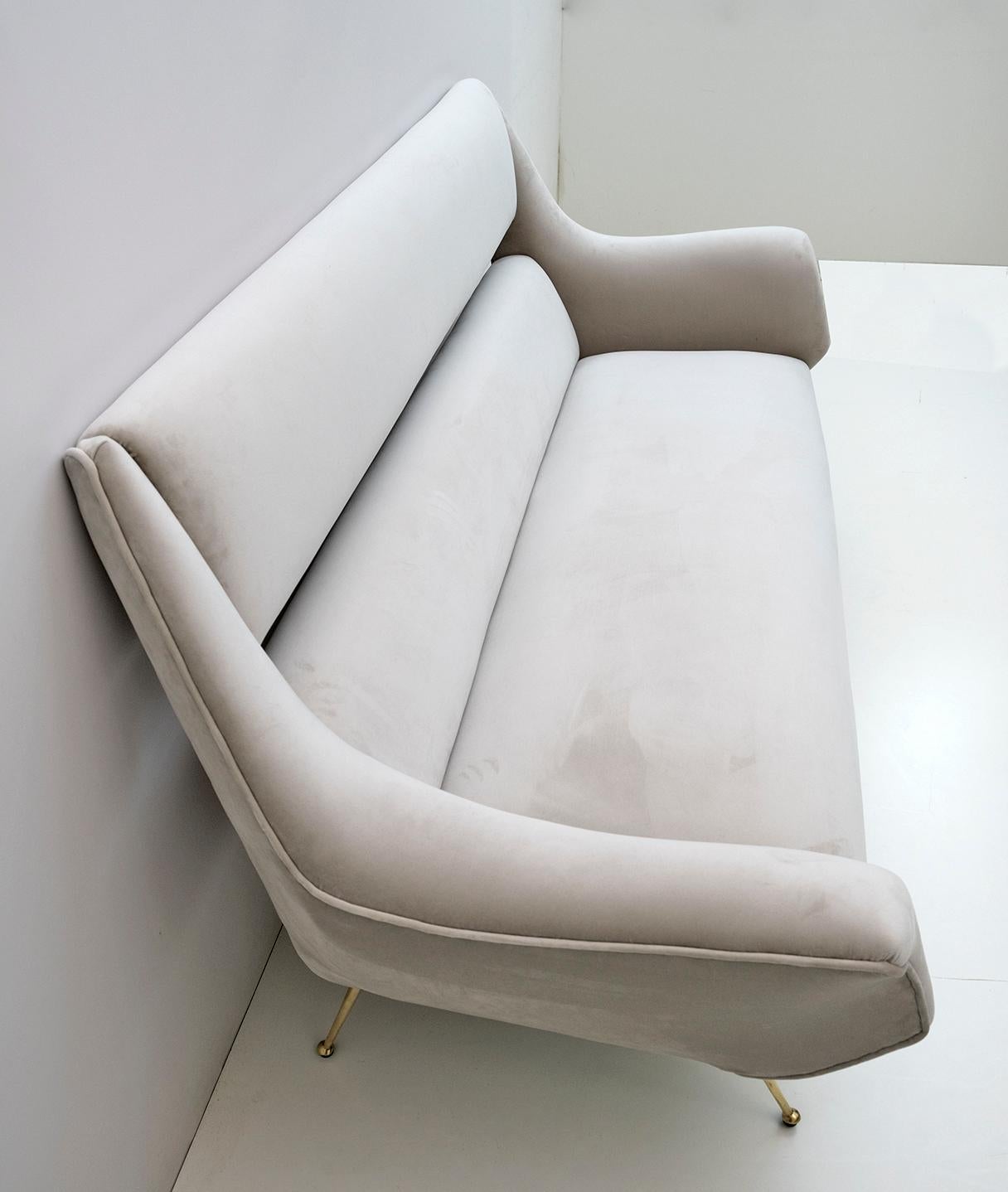 Gigi Radice Mid-Century Modern Italian Velvet Sofa for Minotti, 1950s For Sale 3