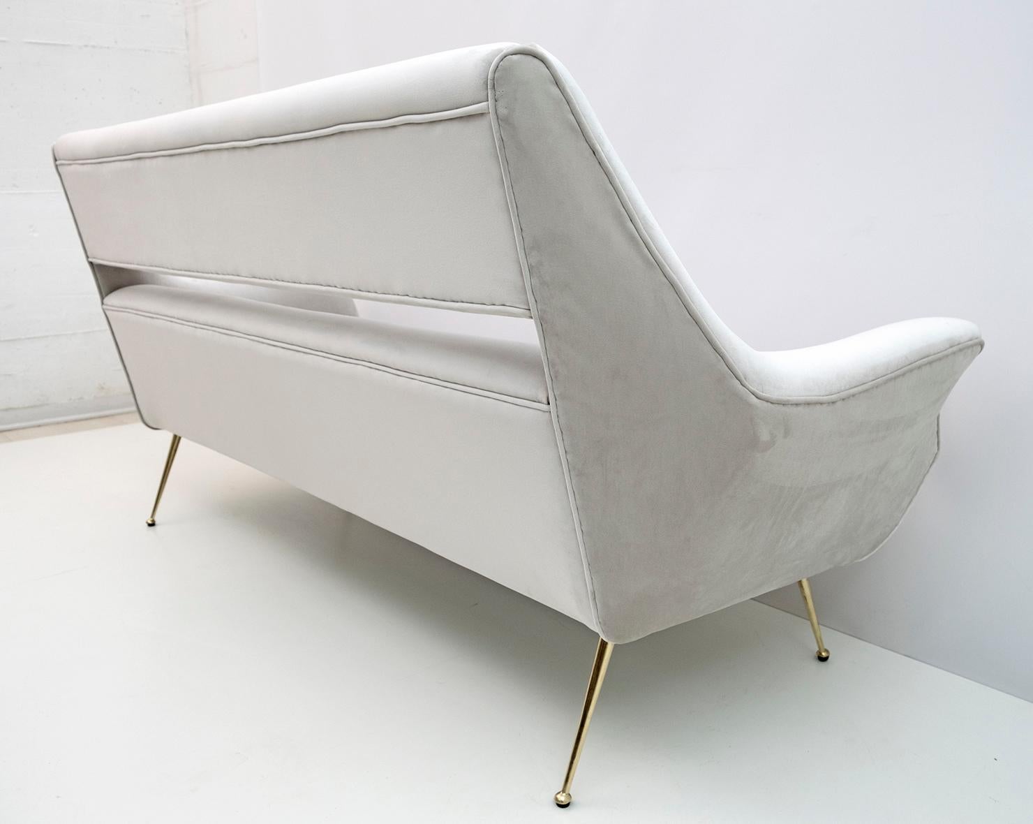Gigi Radice Mid-Century Modern Italian Velvet Sofa for Minotti, 1950s For Sale 4