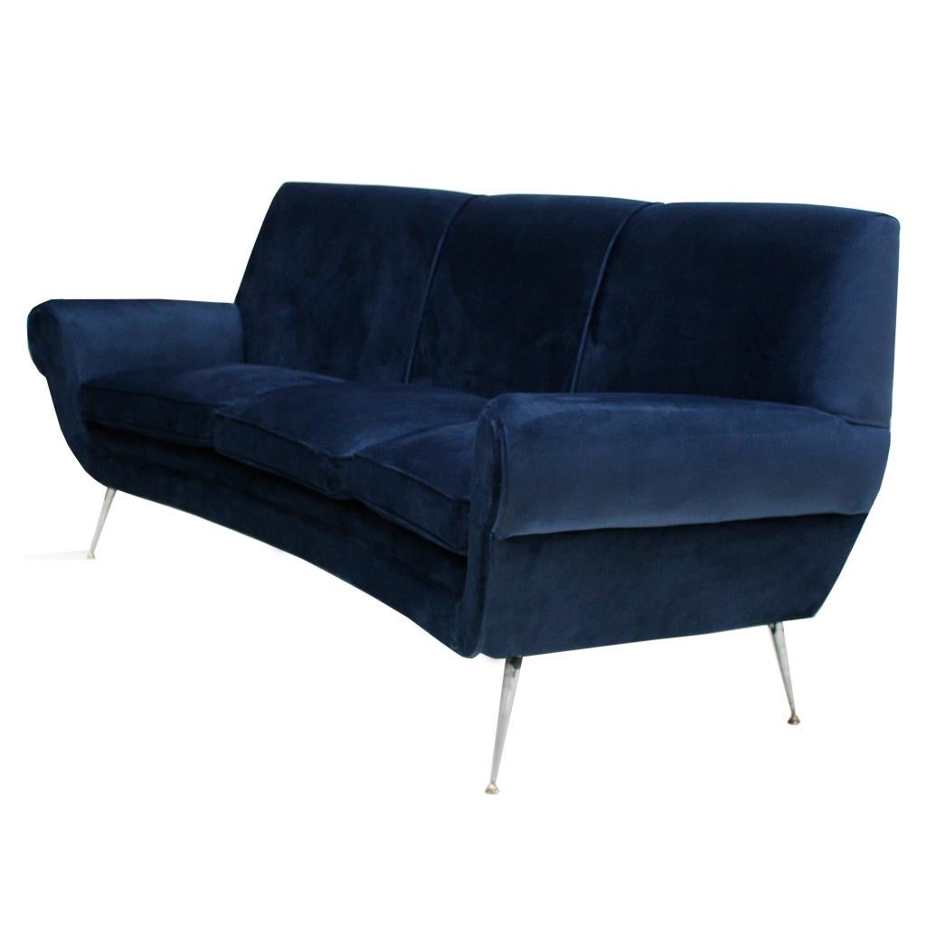 Gigi Radice Mid-Century Modern Midnight Blue Cotton Velvet Curved Italian Sofa In Good Condition For Sale In Madrid, ES