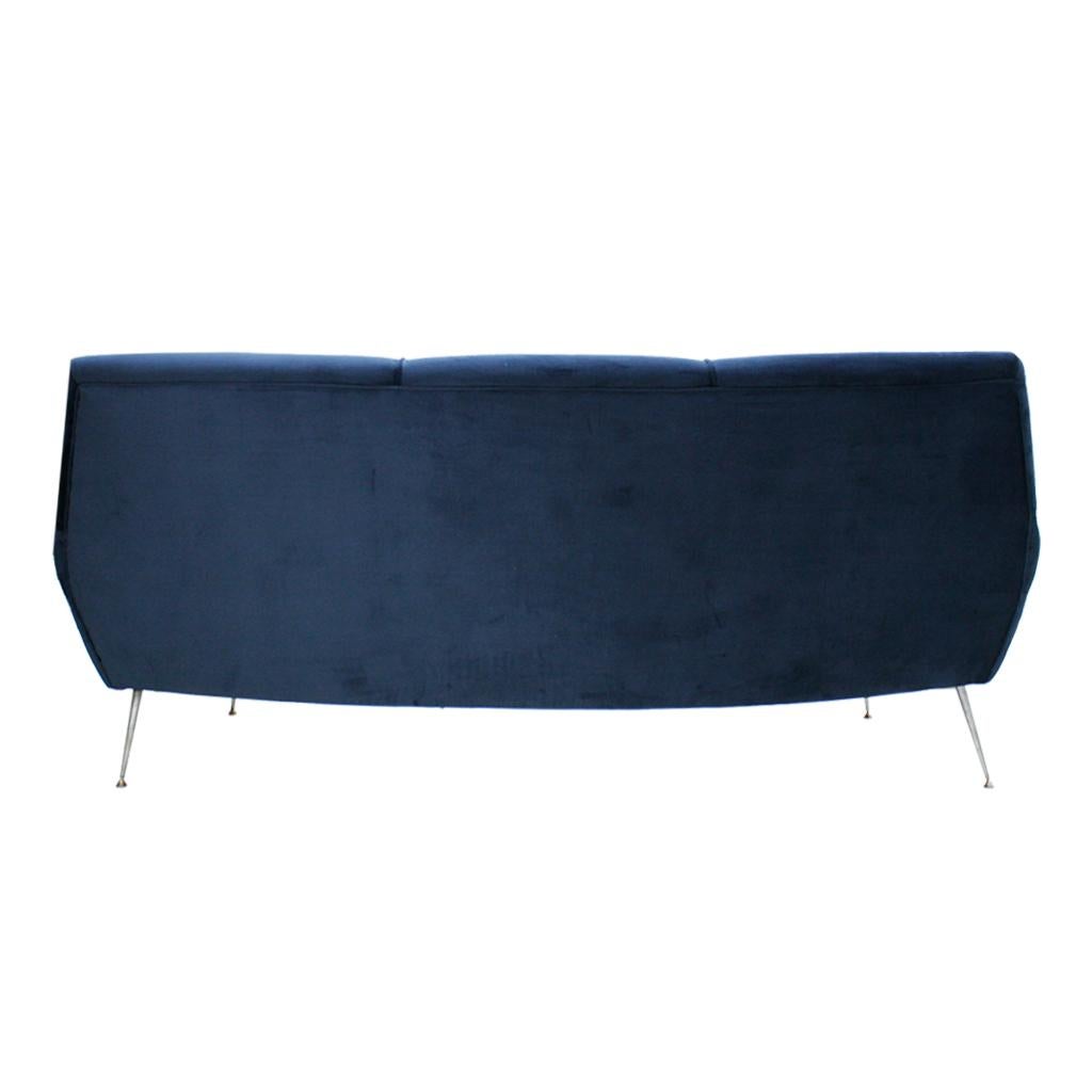 Metal Gigi Radice Mid-Century Modern Midnight Blue Cotton Velvet Curved Italian Sofa For Sale