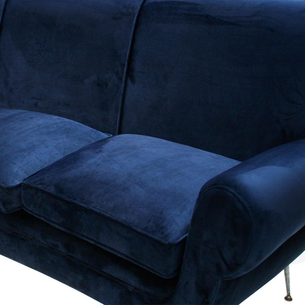 Gigi Radice Mid-Century Modern Midnight Blue Cotton Velvet Curved Italian Sofa For Sale 3