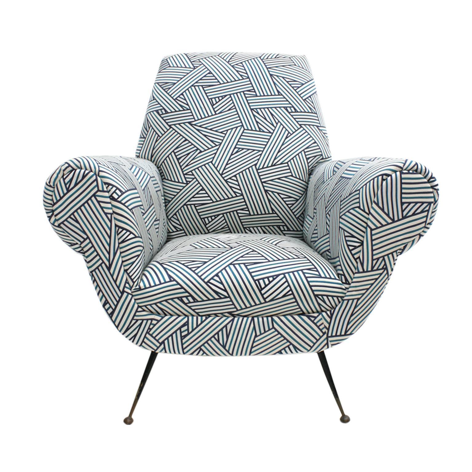 Paire de fauteuils conçus par Gigi Radice pour Minotti. Structure en bois massif, retapissé en tissu à motifs de coton modèle 