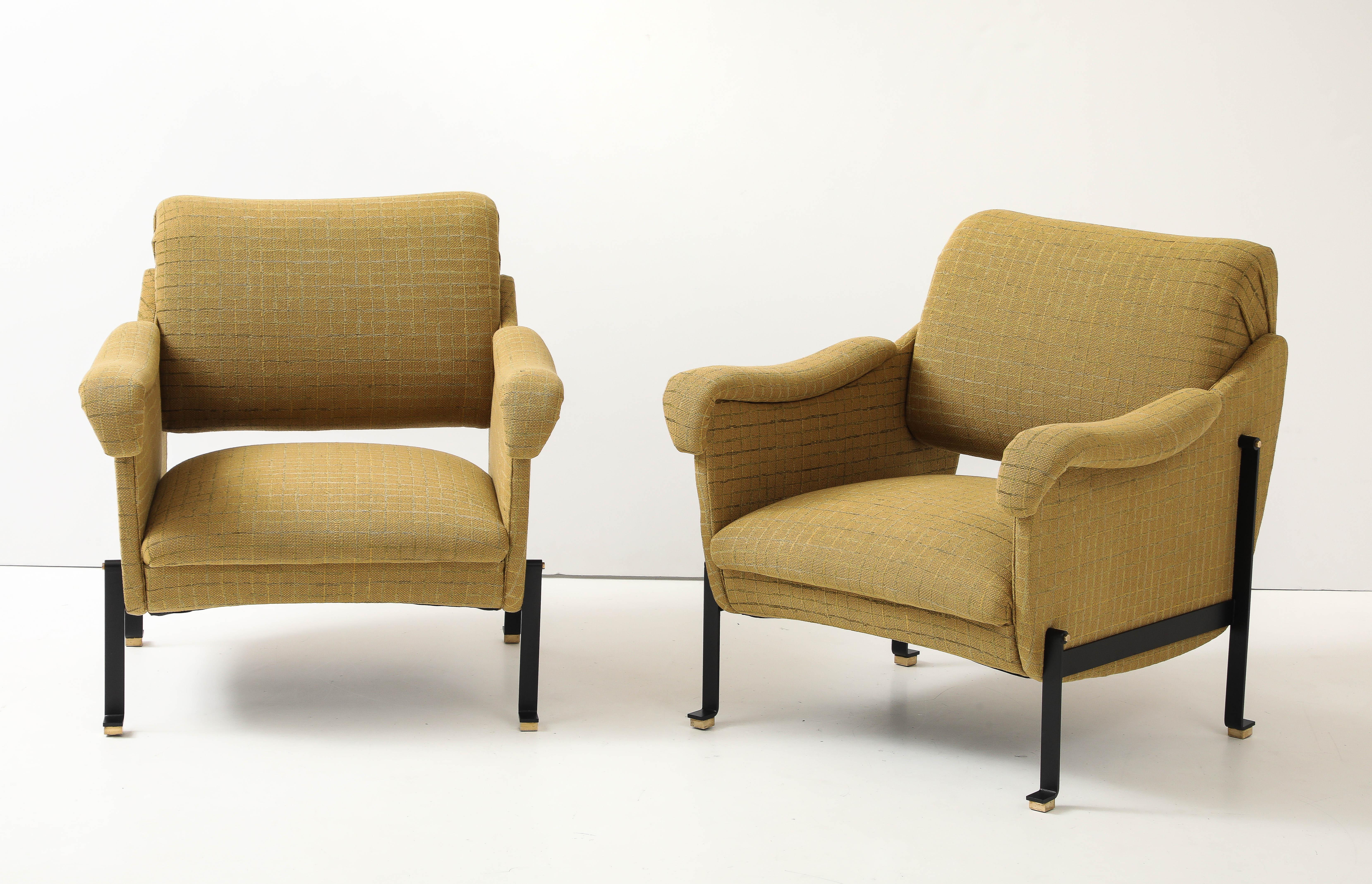 Erstaunlich Paar 1960er modernistischen Lounge-Stühle von Gigi Radice mit Eisen und Messing Rahmen, vollständig restauriert und neu gepolstert mit geringem Verschleiß und Patina aufgrund von Alter und Nutzung, die Stühle sind gut gemacht und sehr