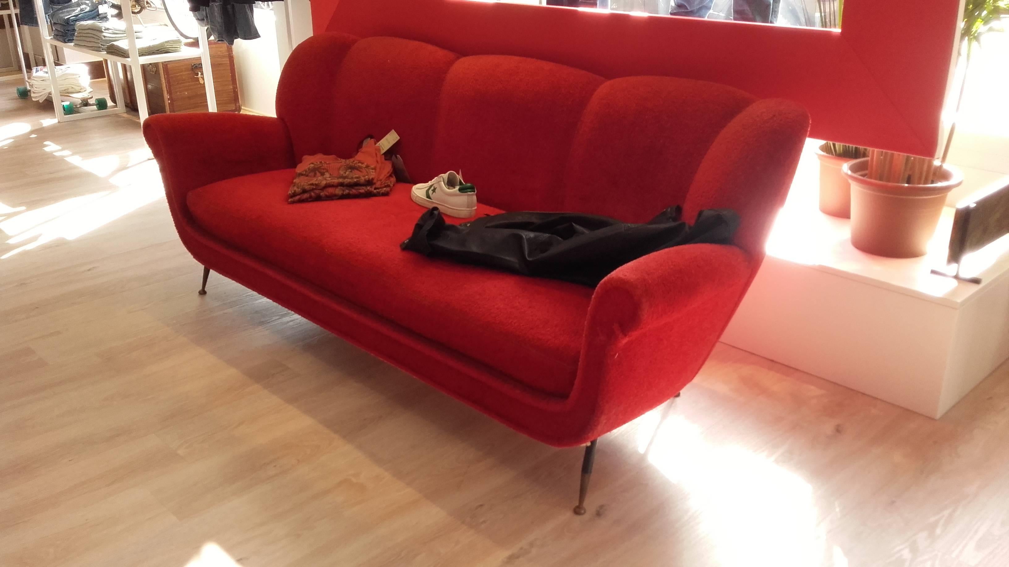 Typical sofa of the 1950s, design Gigi Radice, work of Italy,
legs in black brass and gold brass. Fabric and original padding. Production Minotti.