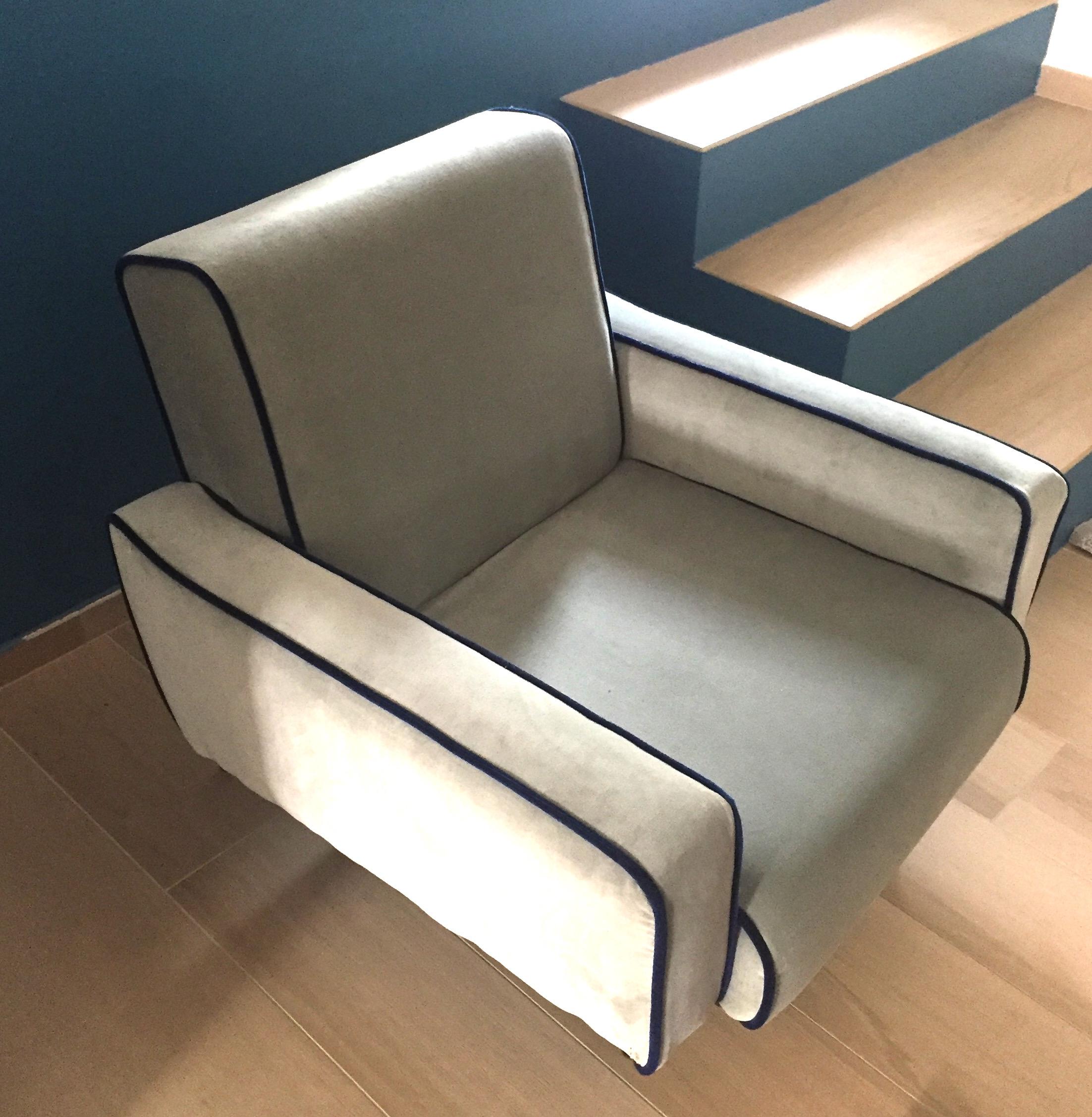 This 'masculine' Rationalism Style armchair in the manner of Gigi Radice was manufactured in Italy during the 1950s. Upholstered in an elegant grey velvet fabric, the club chair is characterized by blue velvet profiles which exalt the clean shape.