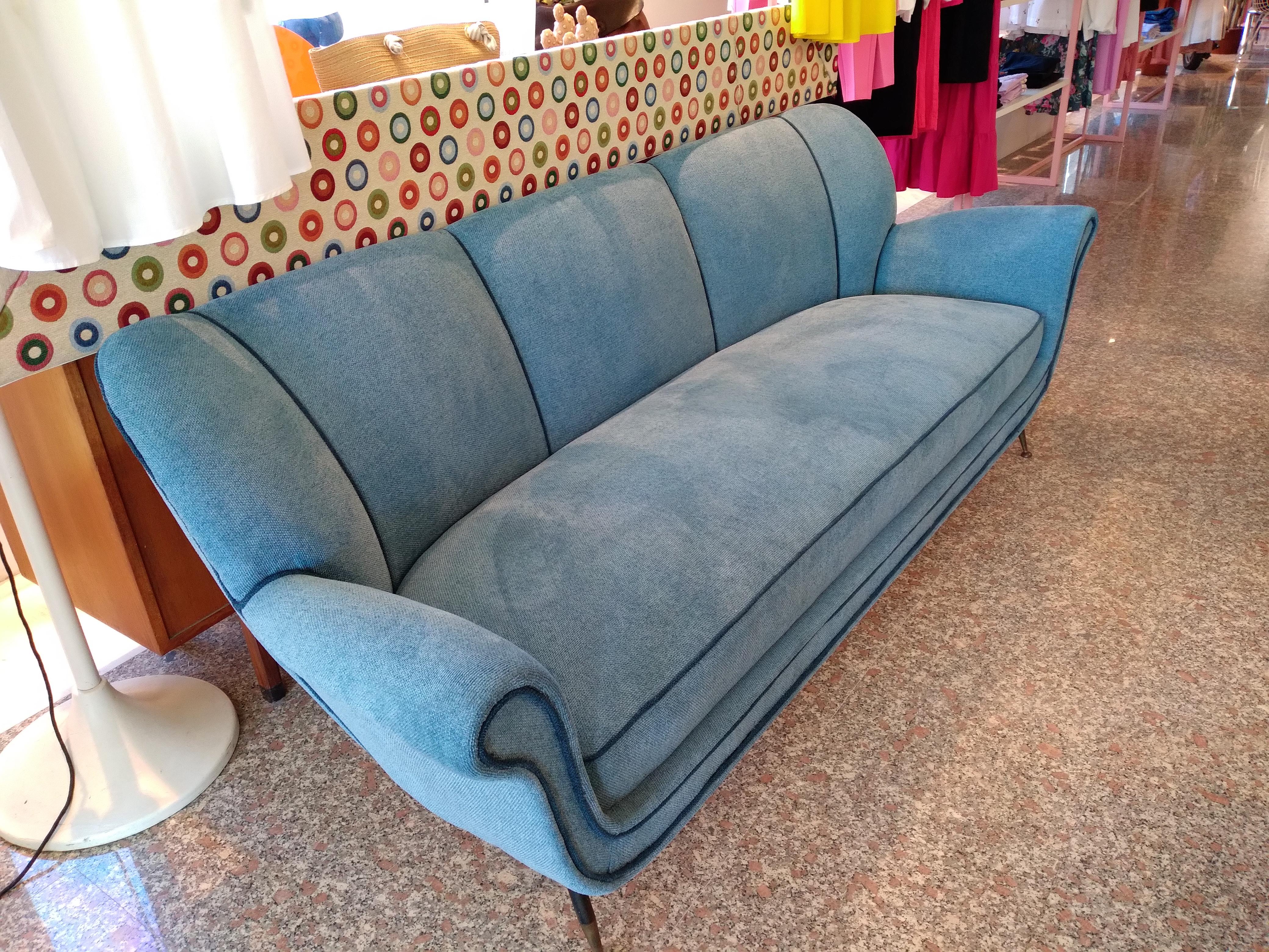 Gigi Radice curved sofa in blu velvet, brass and metal legs, Italy 1955s. The curved sofa is iconic piece of Mid-Century Modern Italian Design. It is very nice and decorative sofa.