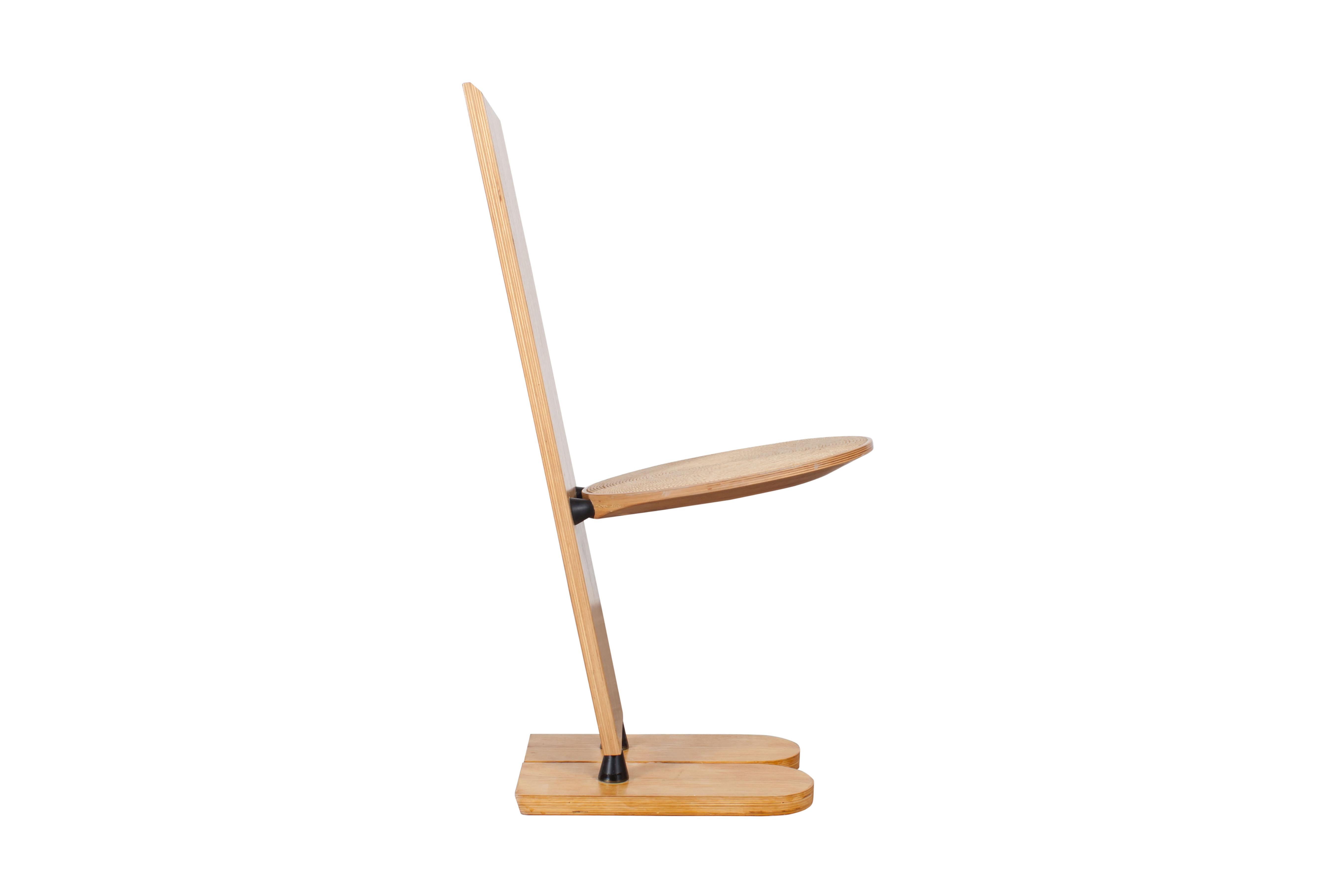 Minimalistische:: seltene Esszimmerstühle aus Buchenholz von der italienischen Designerin Gigi Saladin. 
Die runde:: seilbespannte Sitzfläche und die hohe:: schmale Rückenlehne verleihen diesen
Stühlen eine elegante und verspielte Note. 
Wir haben