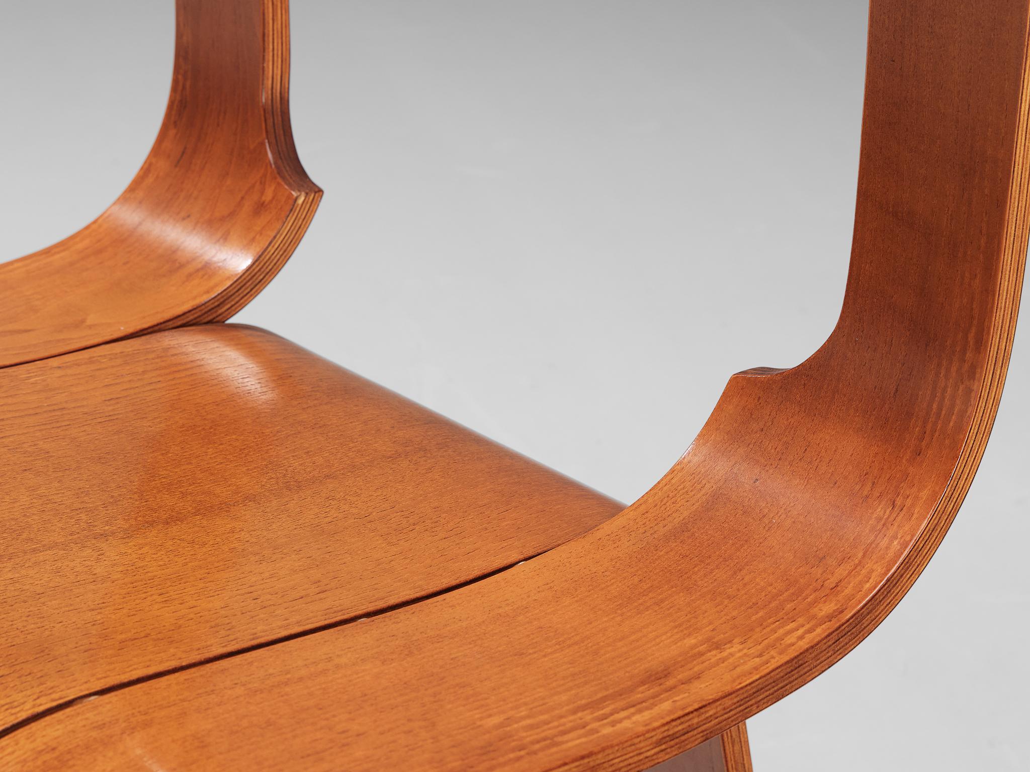 Gigi Sabadin Satz von vier stapelbaren Stühlen aus Eschenholzsperrholz im Angebot 4