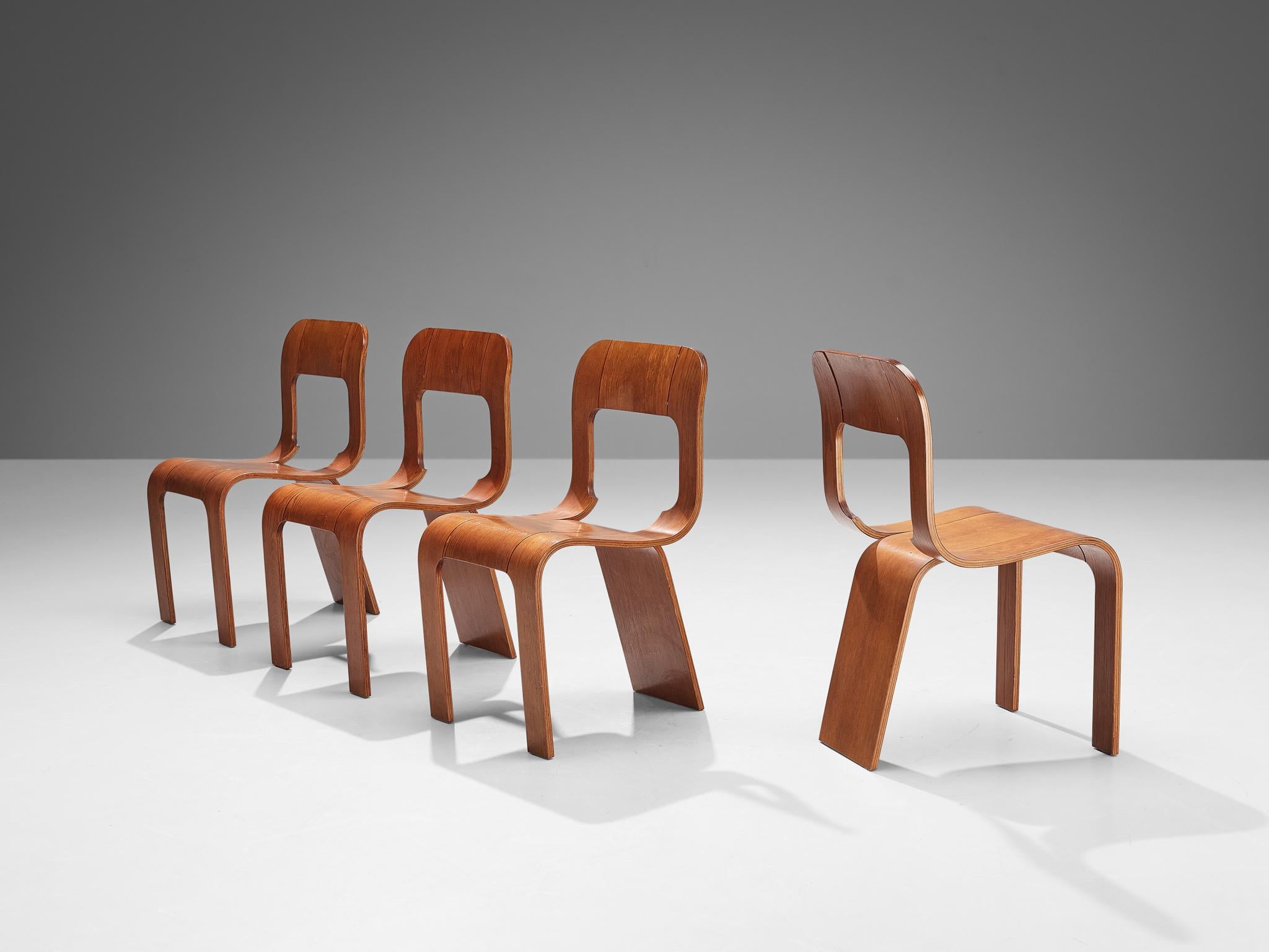 Gigi Sabadin für Stilwood, Satz von vier Esszimmerstühlen, Esche Sperrholz, Italien, 1970er Jahre.

Diese Stühle sind ein origineller Entwurf der Italienerin Gigi Sabadin und bestehen aus gebogenem Sperrholz mit furnierter Oberfläche. Das organische