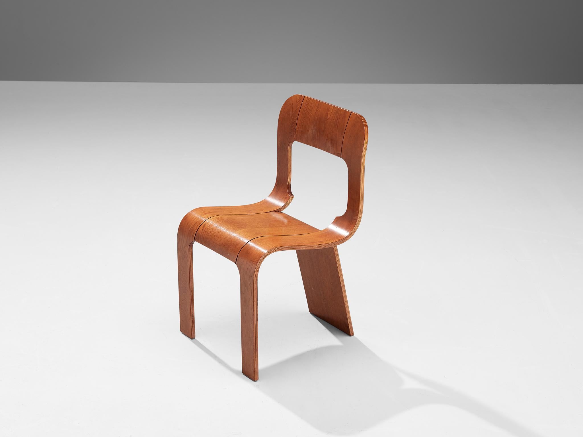 Gigi Sabadin Satz von vier stapelbaren Stühlen aus Eschenholzsperrholz (Ende des 20. Jahrhunderts) im Angebot
