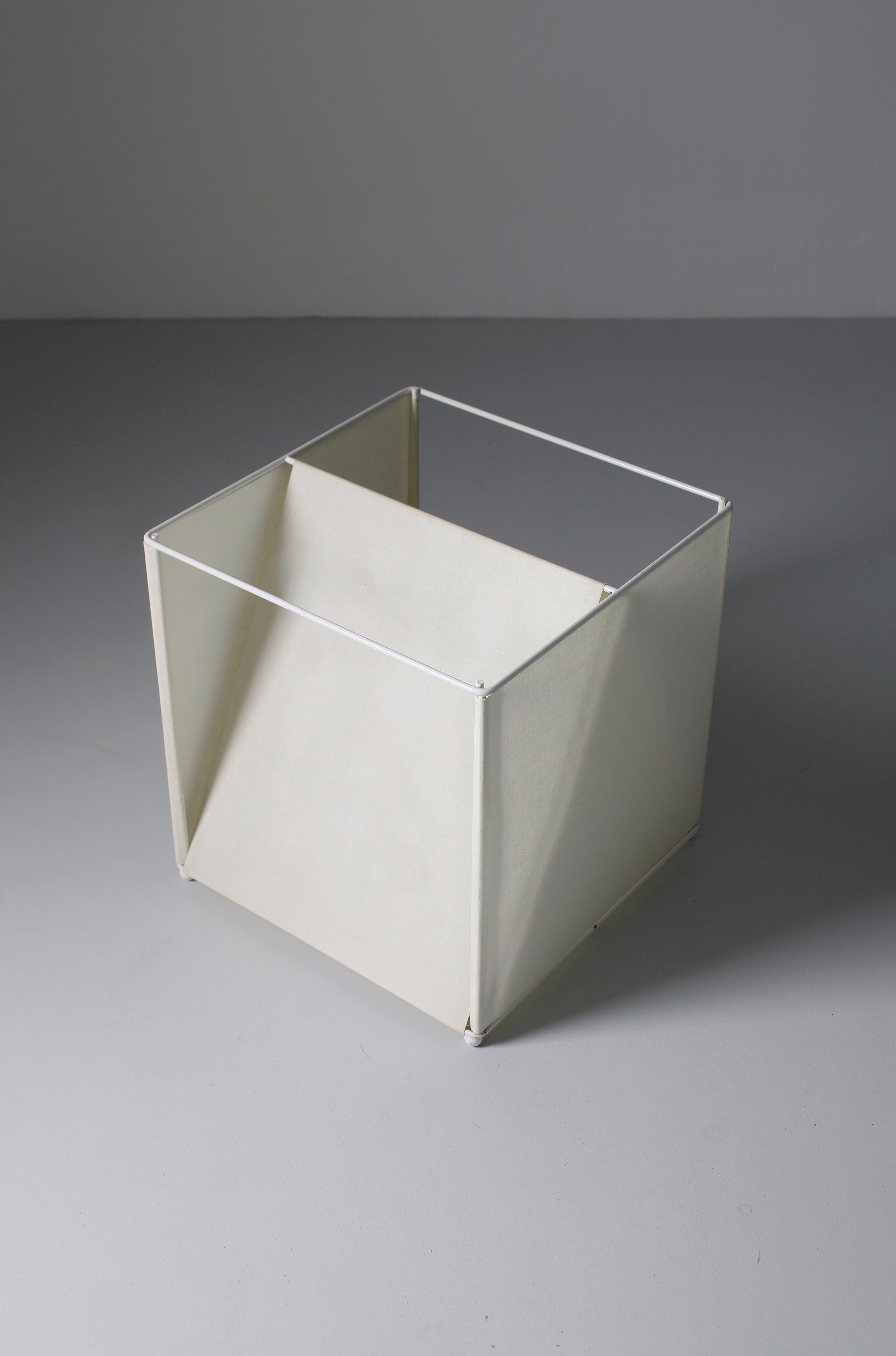 Metal Gigia table lamp by Piero de Longhi for IBIS, C.1975 For Sale