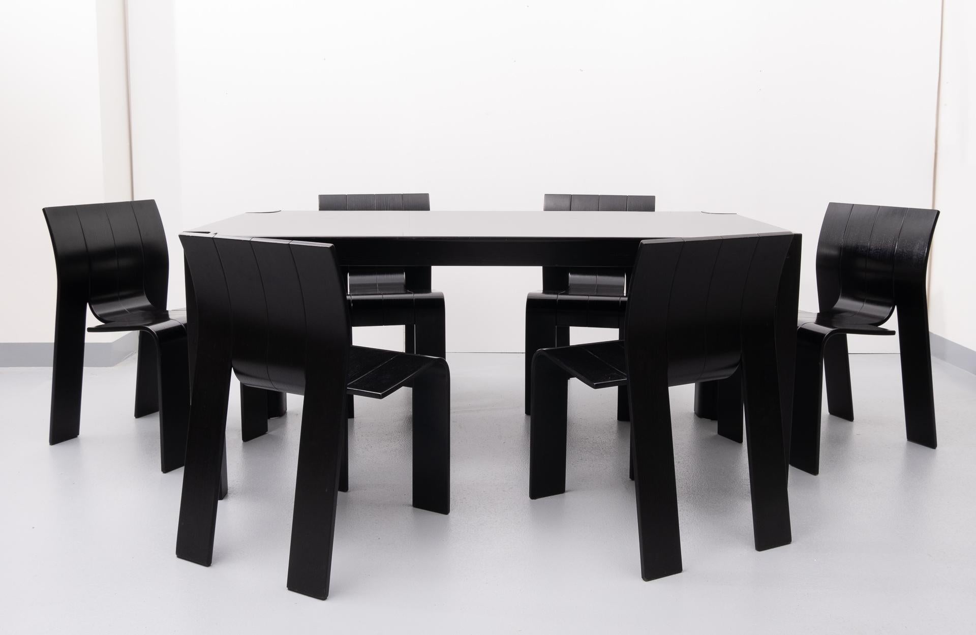 Dutch classic designed dining room set. 6 strip chairs comes with the matching table.
All black color, 1970s. Gijs Bakker for Castelijn Laminated beechwood.

Measures: Table height 74 cm width 170 cm depth 85 cm.