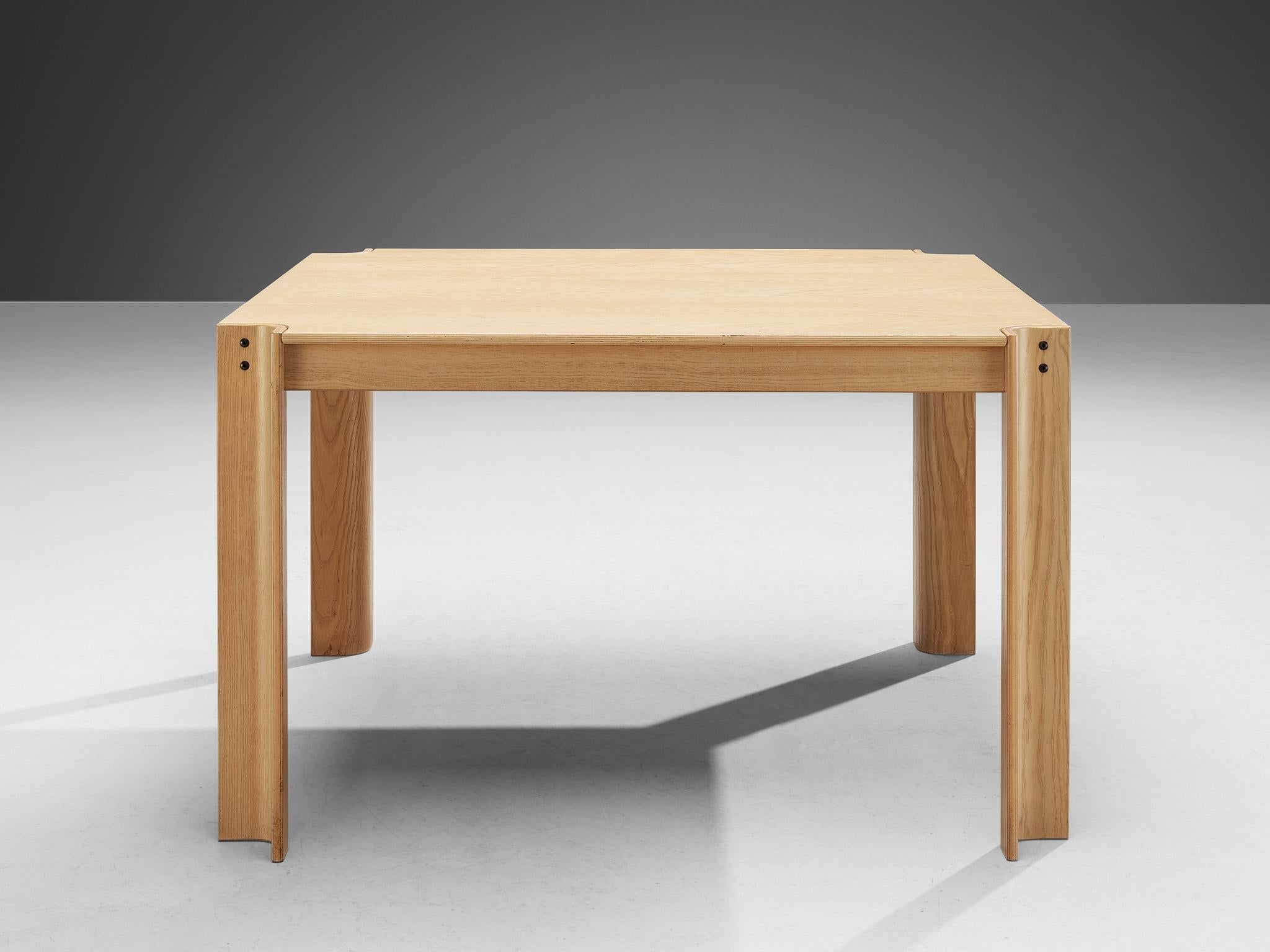 Gijs Bakker für Castelijn, Esstisch 'Strip', Eiche, Niederlande, Entwurf 1974.

Dieser Tisch wurde von dem niederländischen Möbel- und Schmuckdesigner Gijs Bakker entworfen. Der Esstisch wurde 1974 entworfen und zeichnet sich durch die gebogenen,