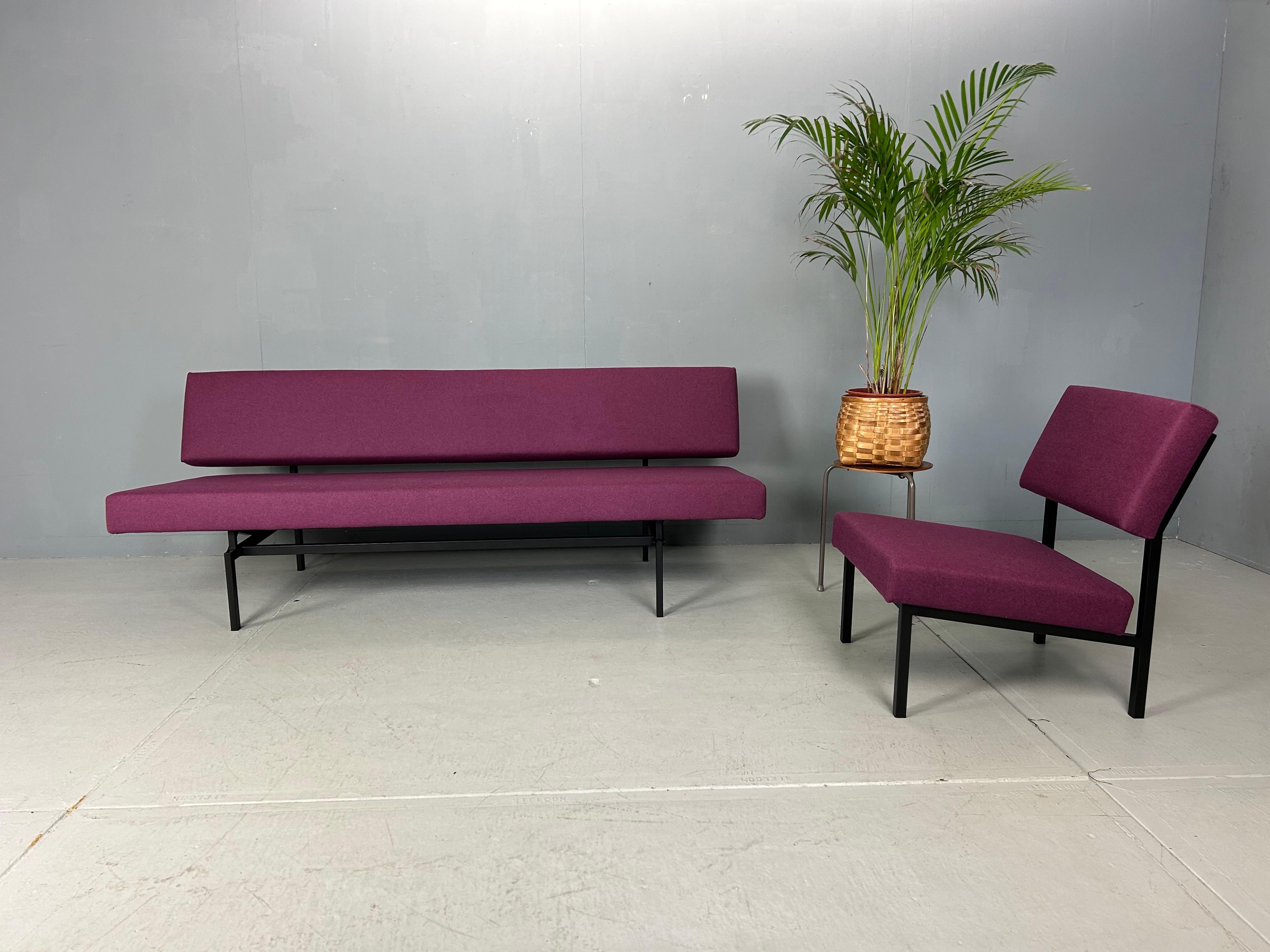 Gijs Van Der Sluis Silla de salón color berenjena modelo 36 ZA, 1961 en venta 3