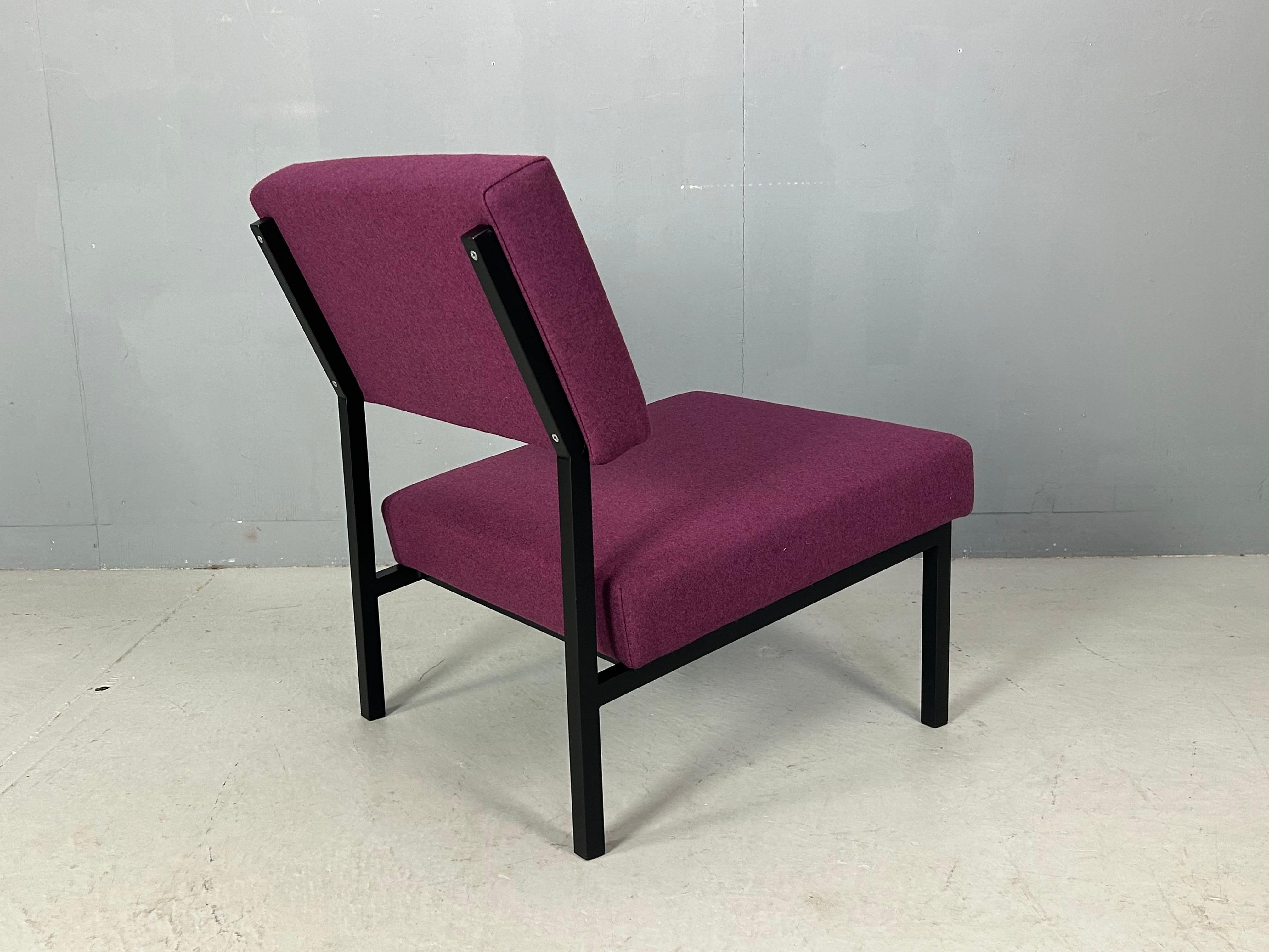 Sillón de diseño minimalista de mediados de siglo diseñado por Gijs Van Der Sluis, 1961, Países Bajos.
Model- 35ZA.
La estructura metálica negra y los cojines se han retapizado en un bonito tejido 100% lana de color berenjena.

También disponible un