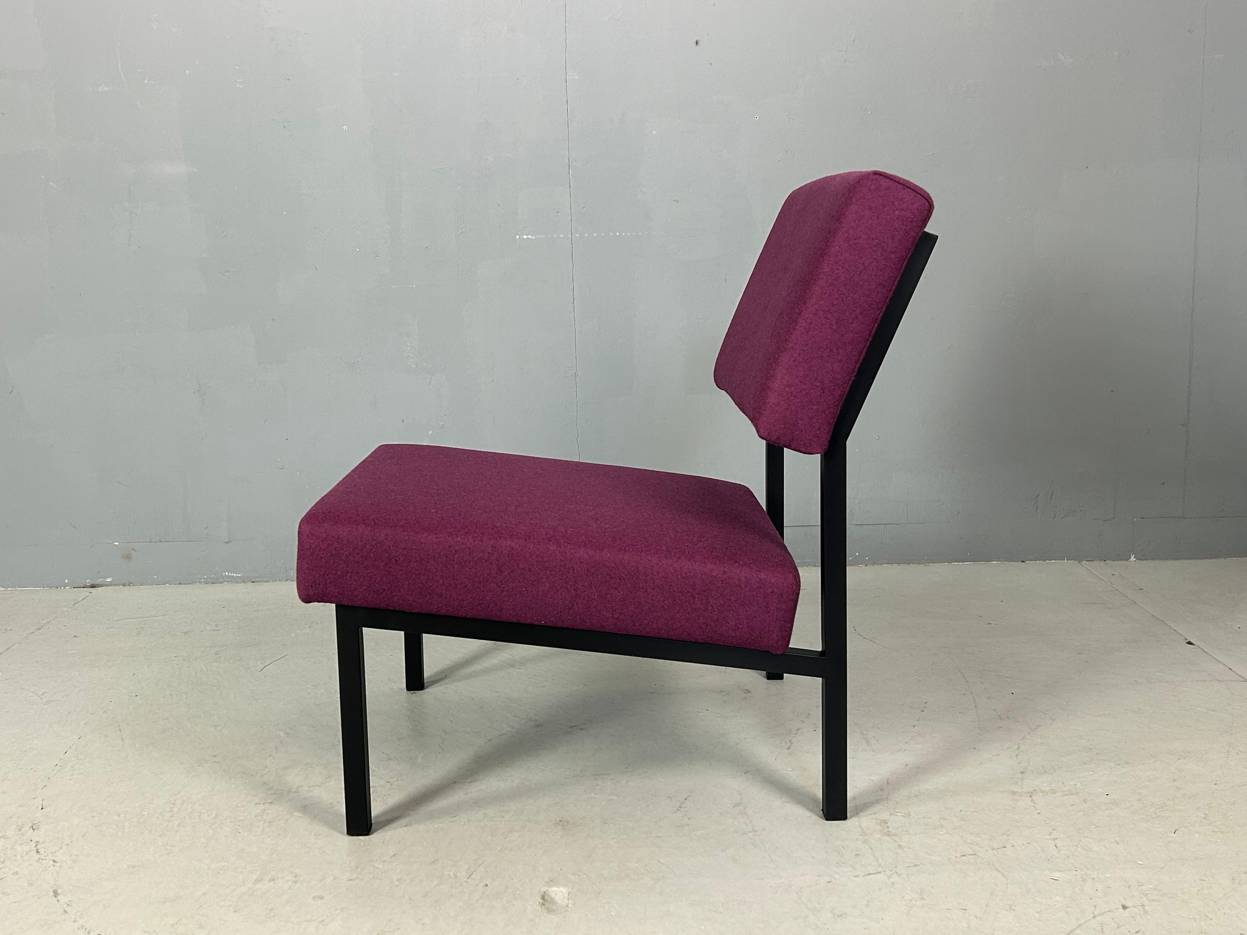 Gijs Van Der Sluis Silla de salón color berenjena modelo 36 ZA, 1961 Holandés en venta