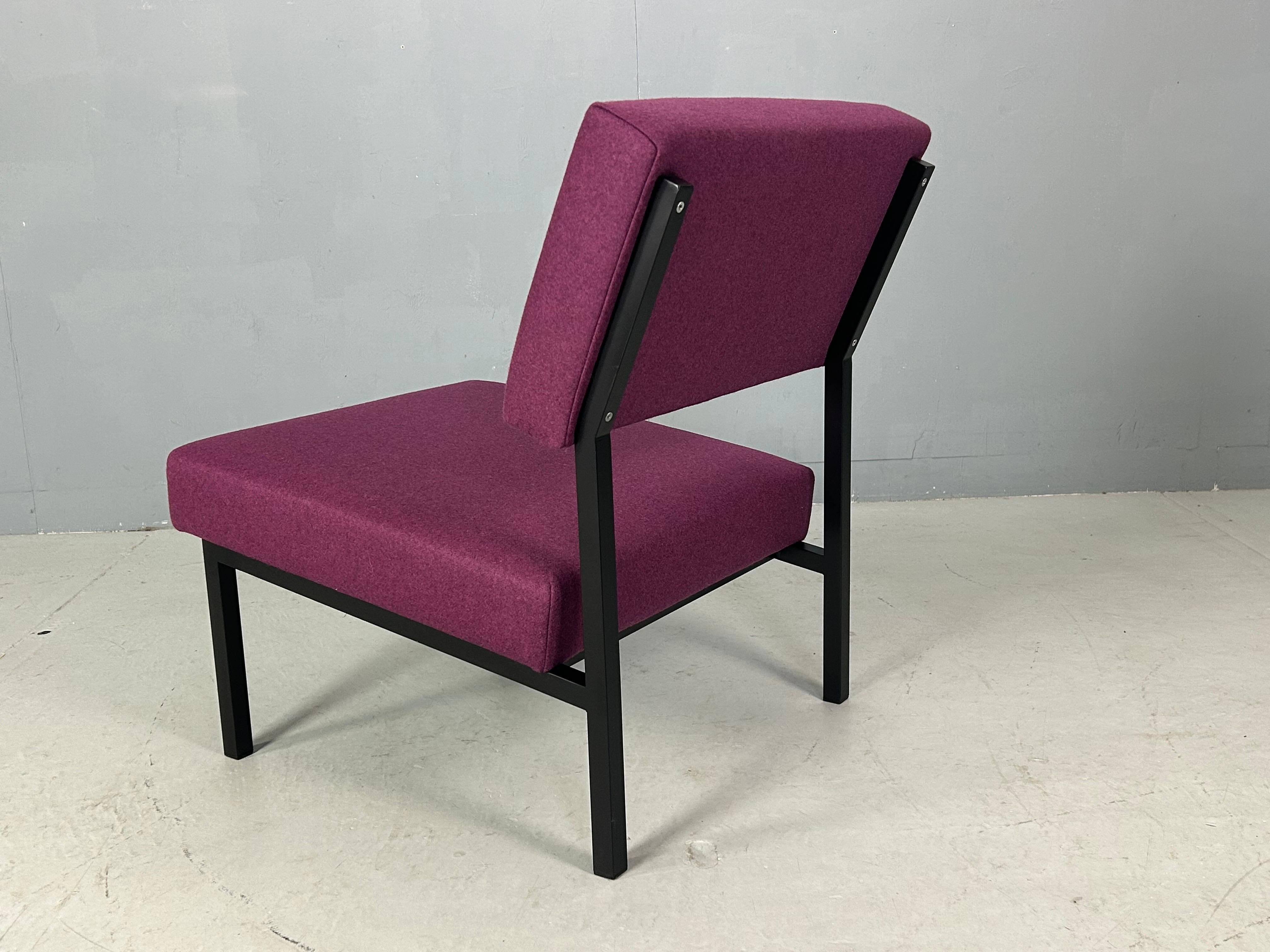 Gijs Van Der Sluis Silla de salón color berenjena modelo 36 ZA, 1961 mediados del siglo XX en venta