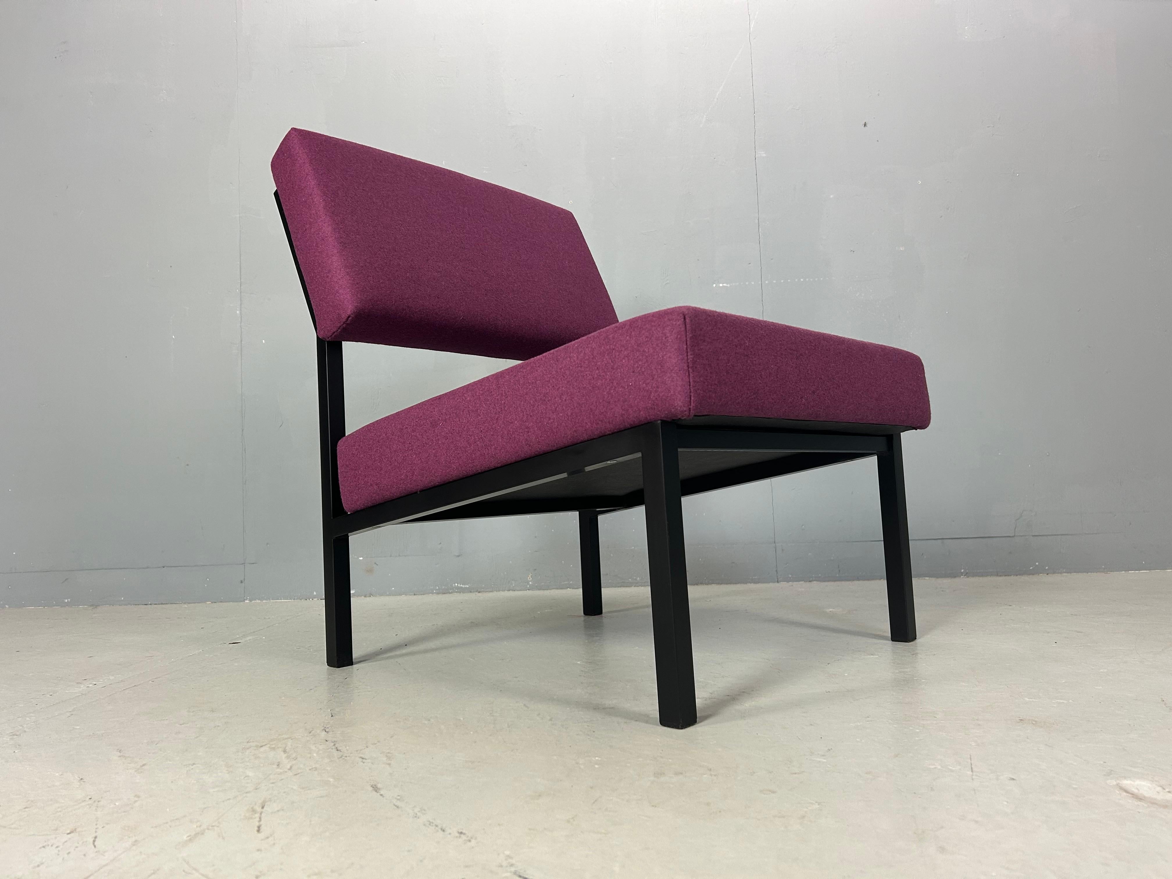 Gijs Van Der Sluis Silla de salón color berenjena modelo 36 ZA, 1961 Metal en venta