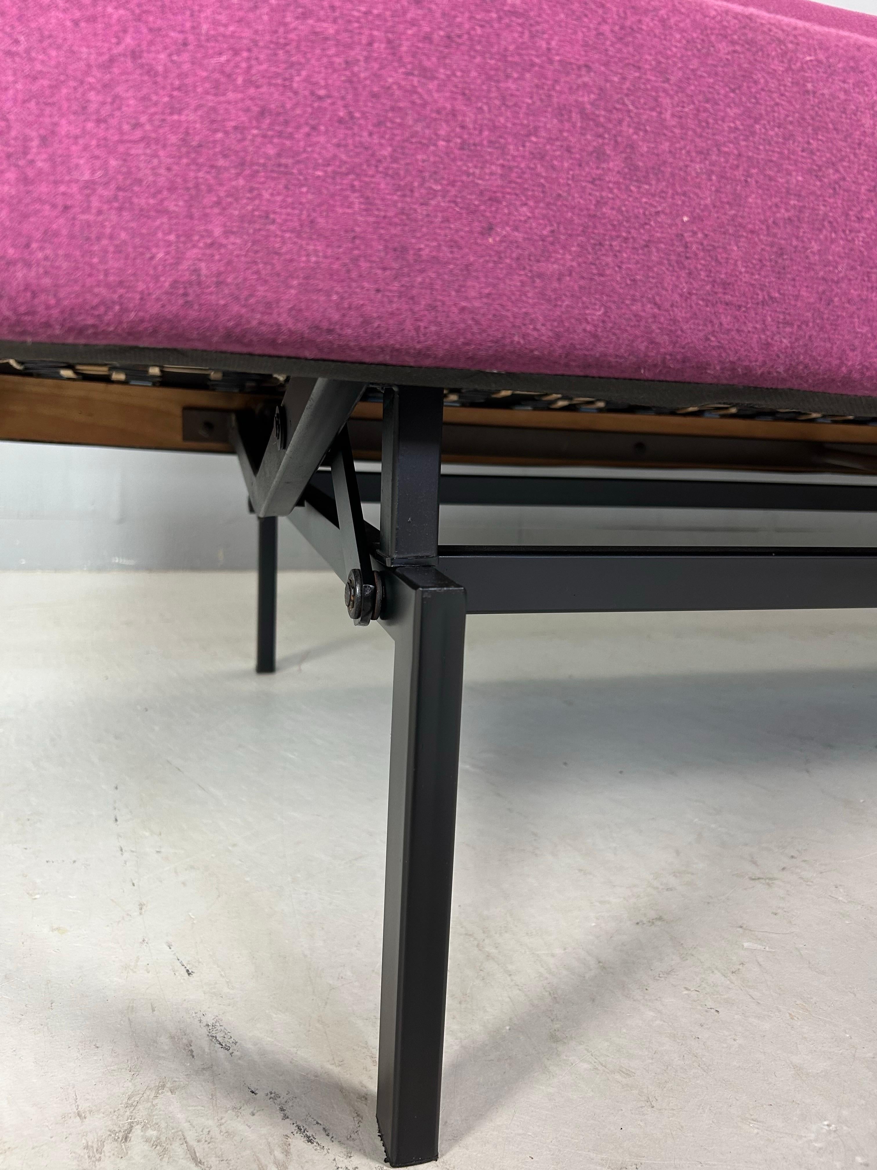 Sofá-cama Gijs Van Der Sluis de color berenjena Modelo 540, 1961 en venta 4