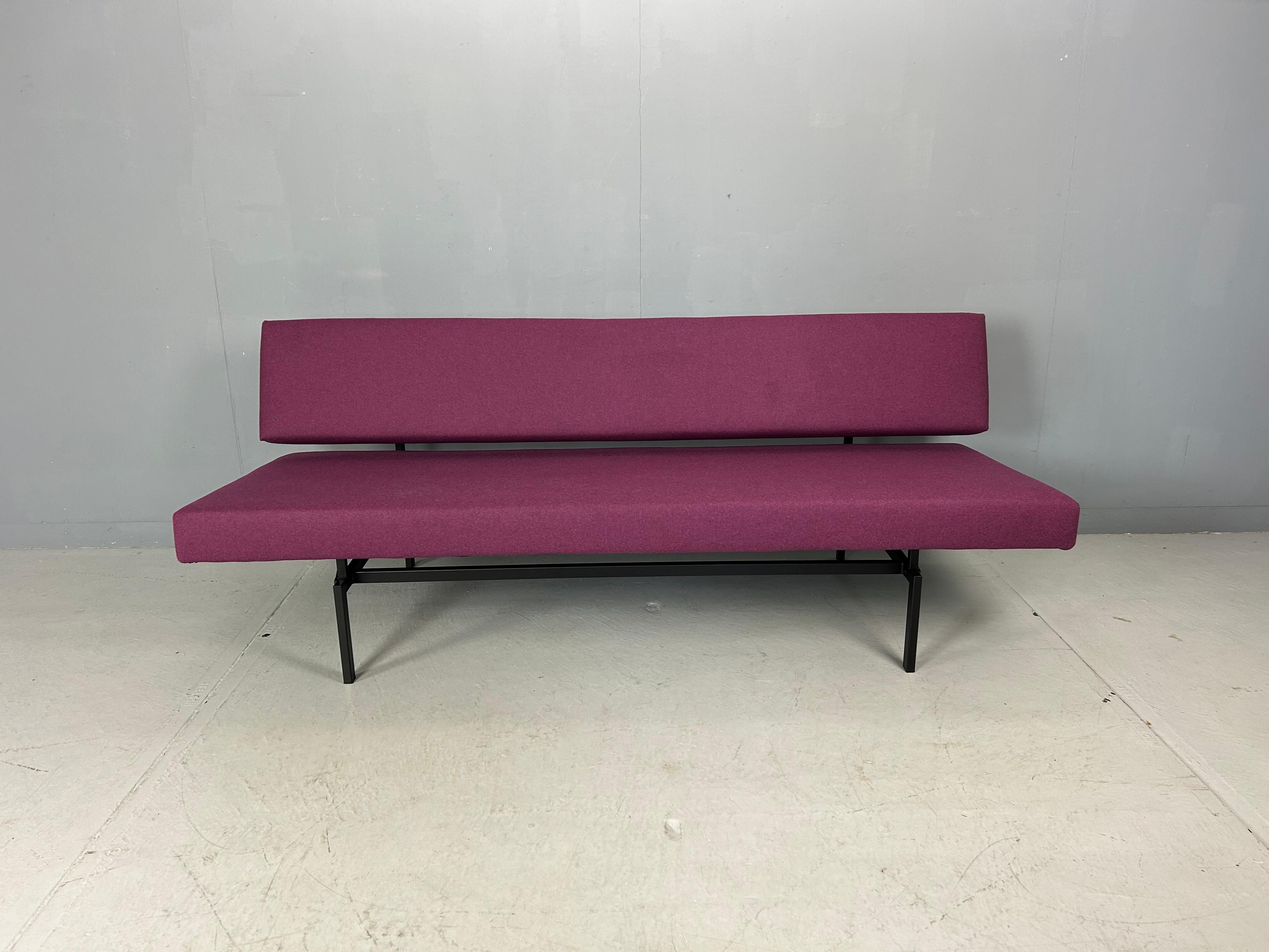 Sofá-cama de diseño minimalista de mediados de siglo diseñado por Gijs Van Der Sluis, 1961, Países Bajos.
Model- 540.
La estructura de metal negro y los cojines se han retapizado en un bonito tejido de lana color berenjena.
La parte inferior se