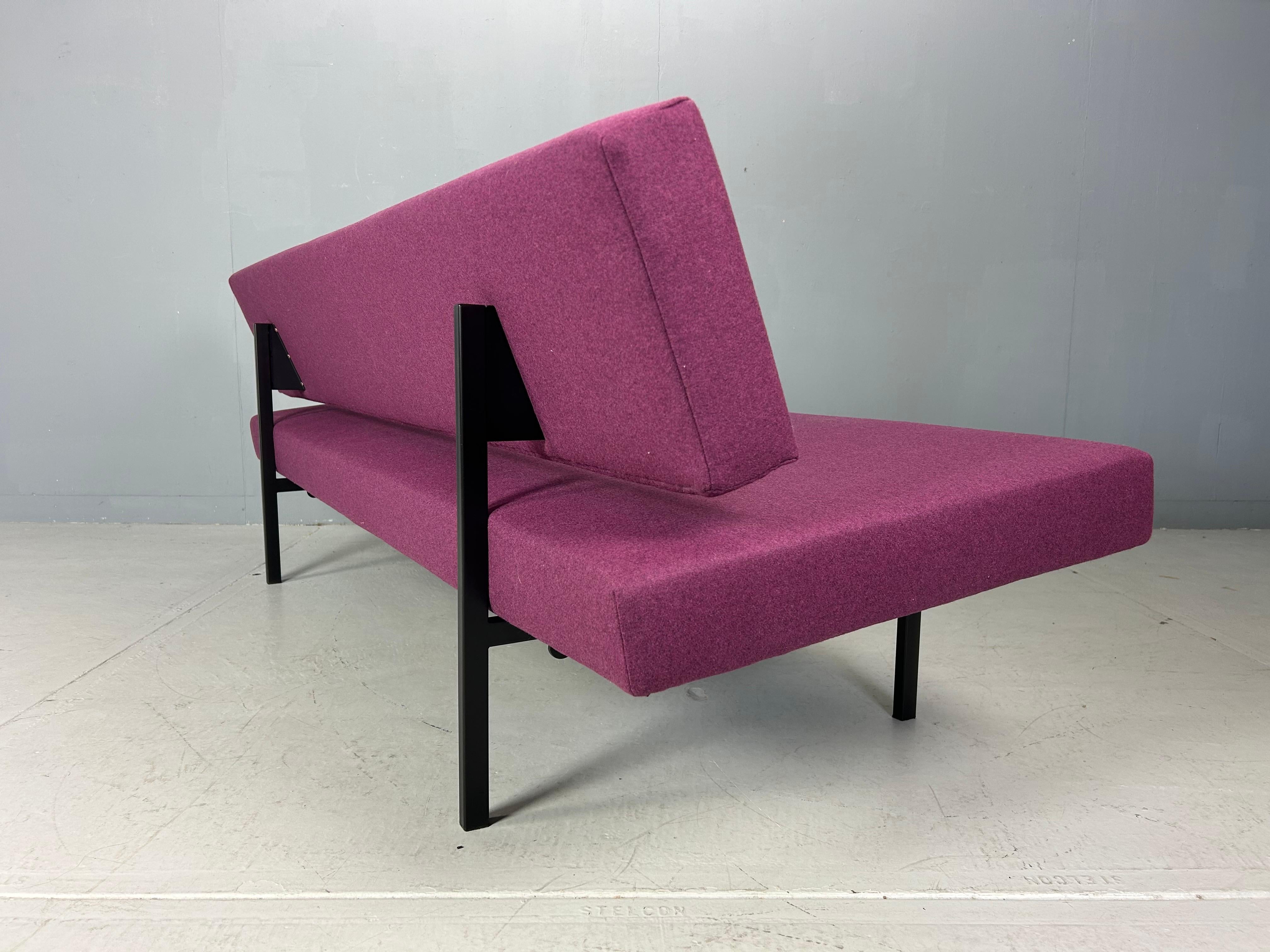 Sofá-cama Gijs Van Der Sluis de color berenjena Modelo 540, 1961 Holandés en venta