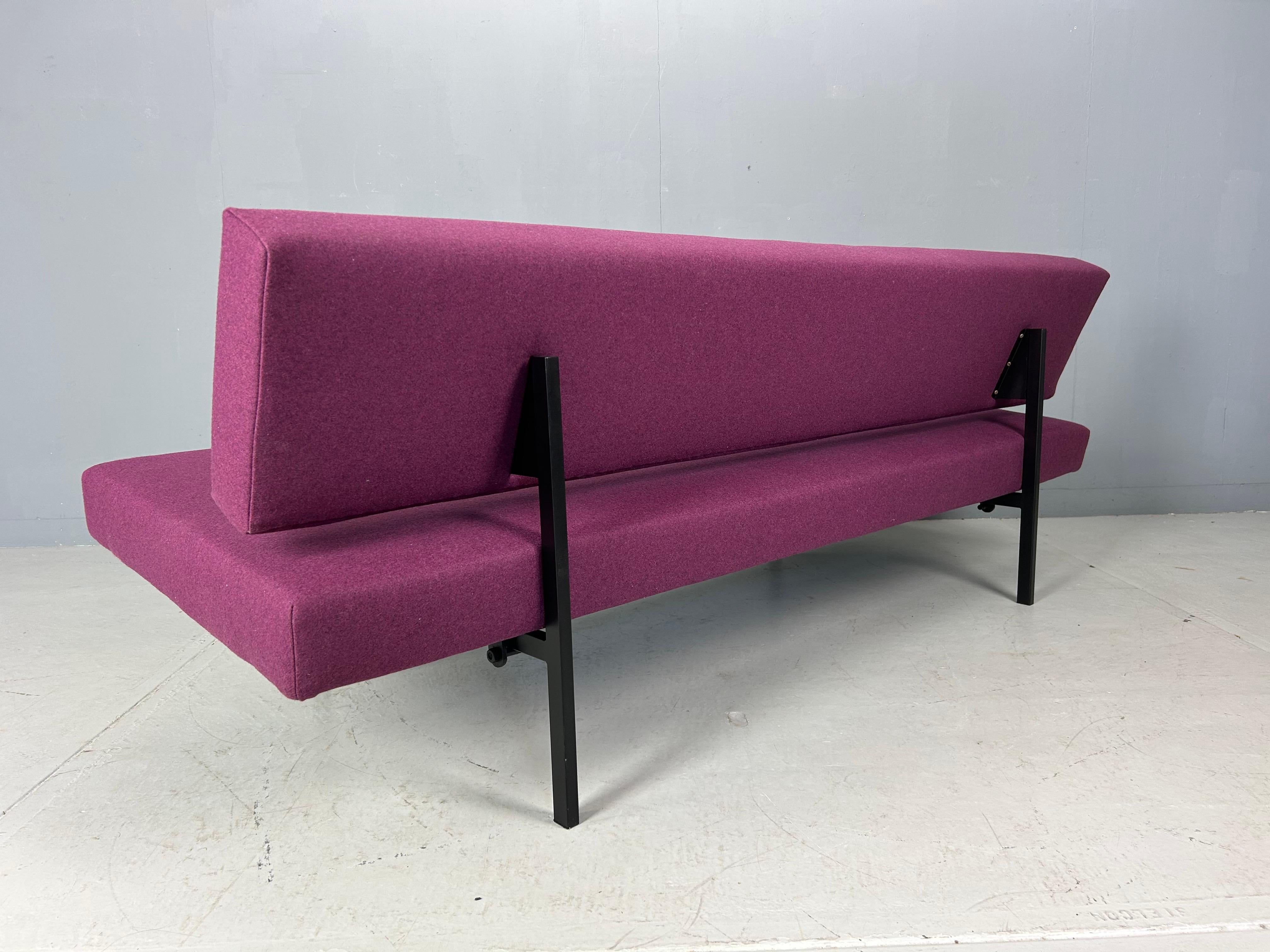 Sofá-cama Gijs Van Der Sluis de color berenjena Modelo 540, 1961 en Bueno estado para la venta en The Hague, NL