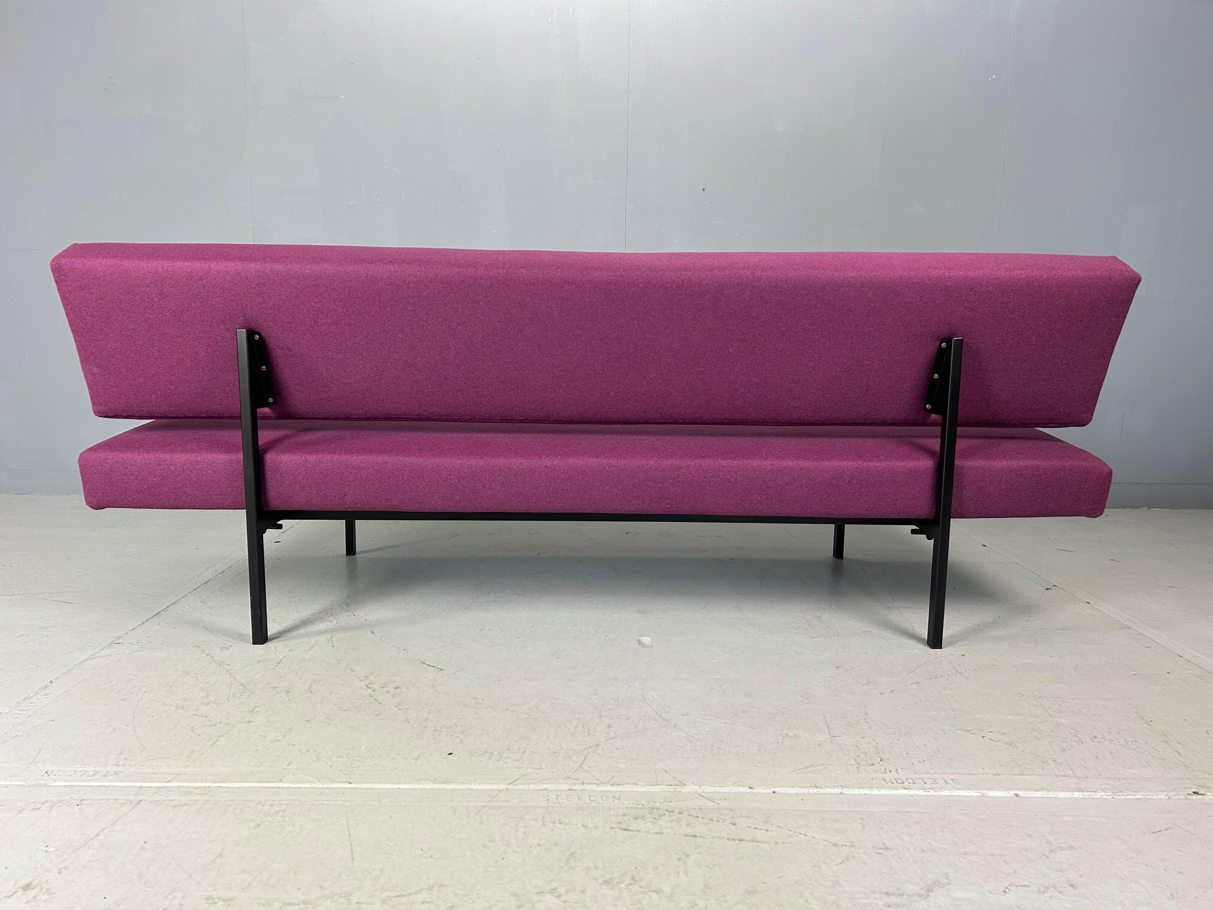 Sofá-cama Gijs Van Der Sluis de color berenjena Modelo 540, 1961 en venta 1