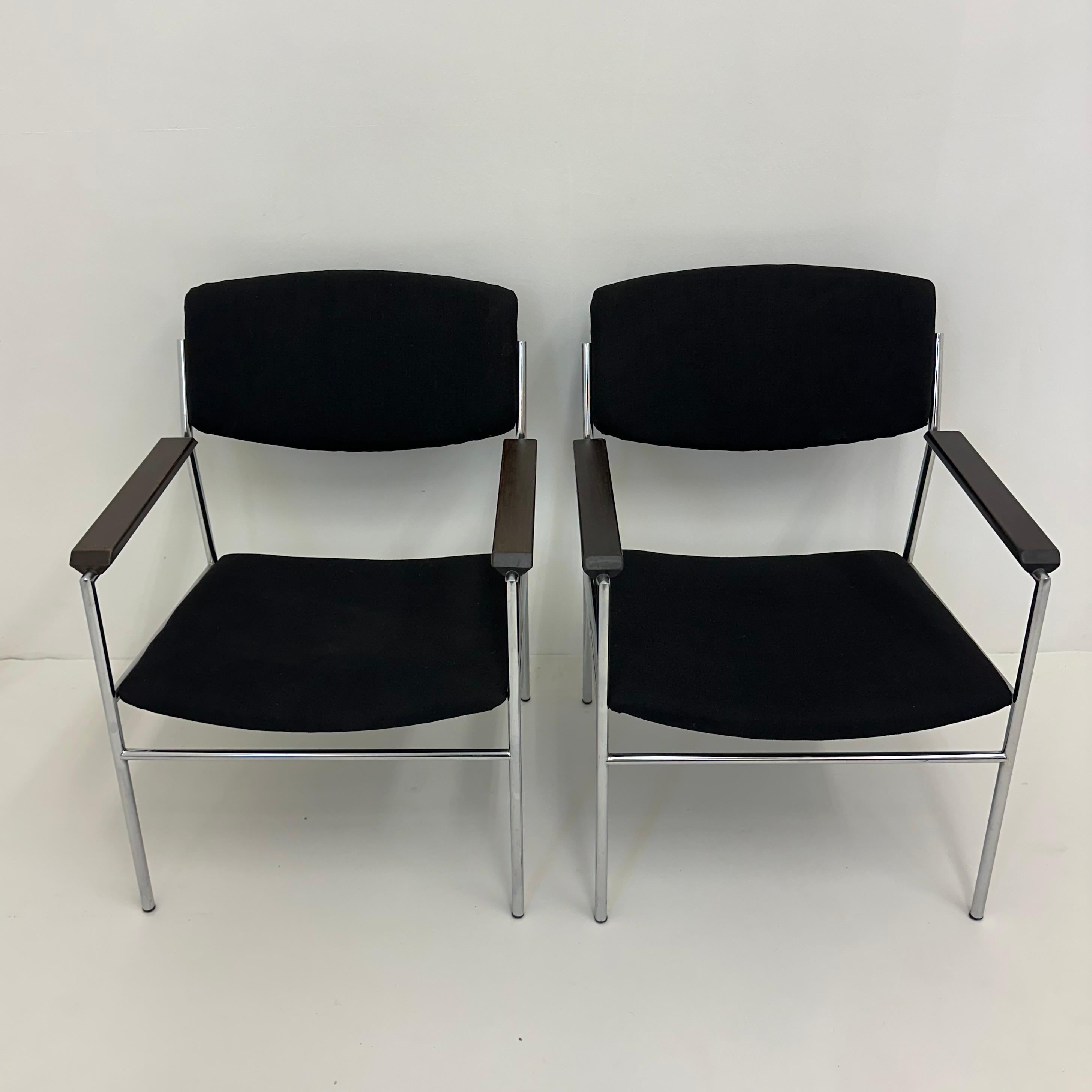 Dimensions : 84 cm de hauteur, 57 cm de largeur,  55cm de profondeur
Condit : Bon
Matière : Métal, tissu
Couleur : noir, argent