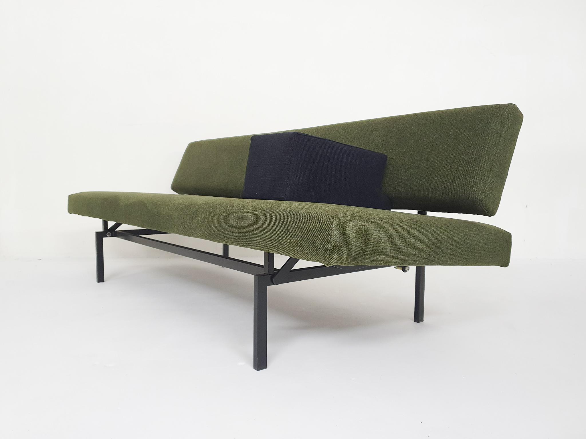 Gijs Van Der Sluis Model 540 Sleeper / Sofa, The Netherlands 1960's In Good Condition In Amsterdam, NL