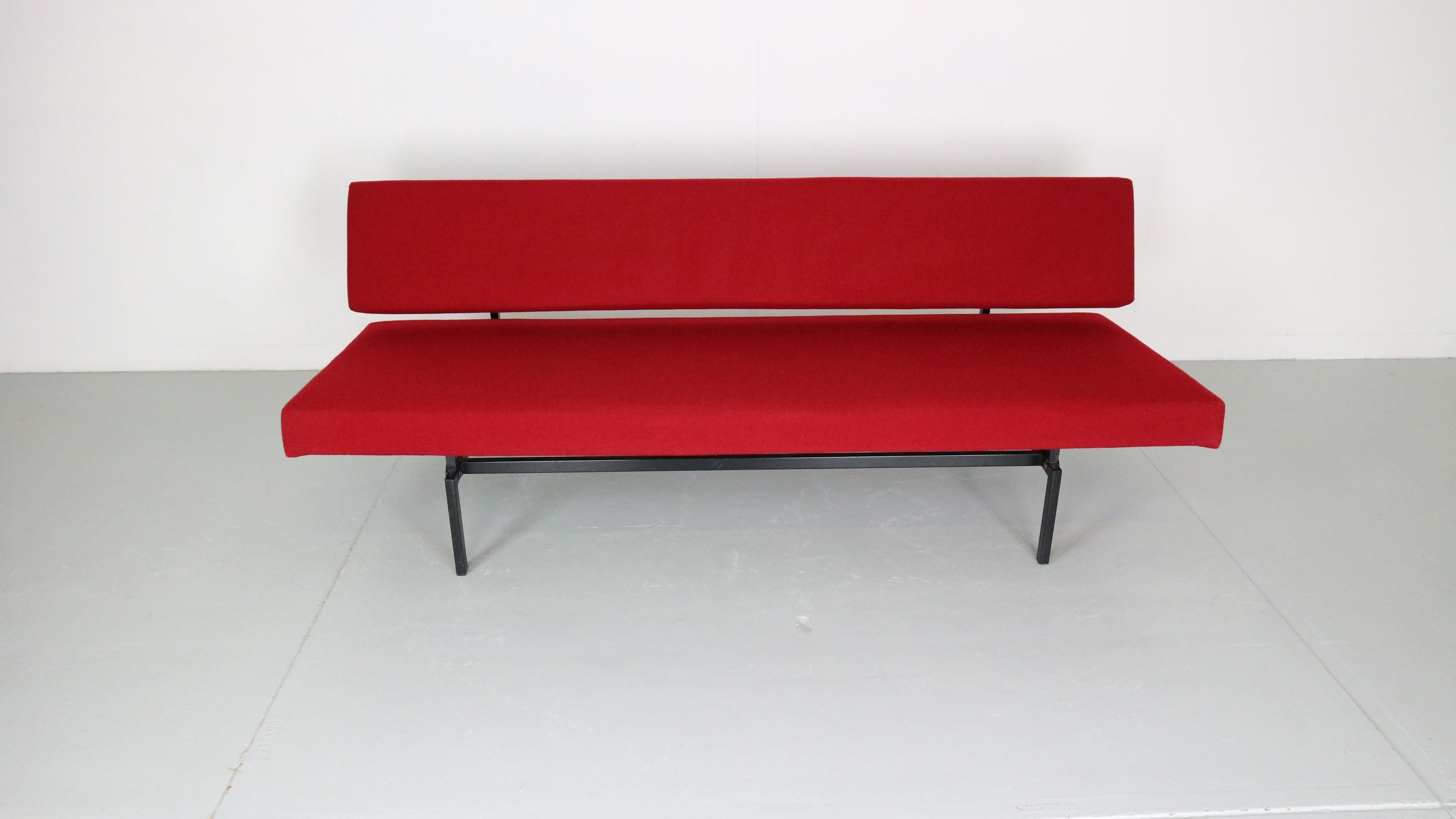 Minimalistisches Schlafsofa aus der Mitte des Jahrhunderts, entworfen von Gijs Van Der Sluis, 1961er Jahre, Niederlande.
Modell - 540.
Schwarzes Metallgestell und rote Stoffsitzflächen.
Der Boden lässt sich von der Rückenlehne wegziehen und wird