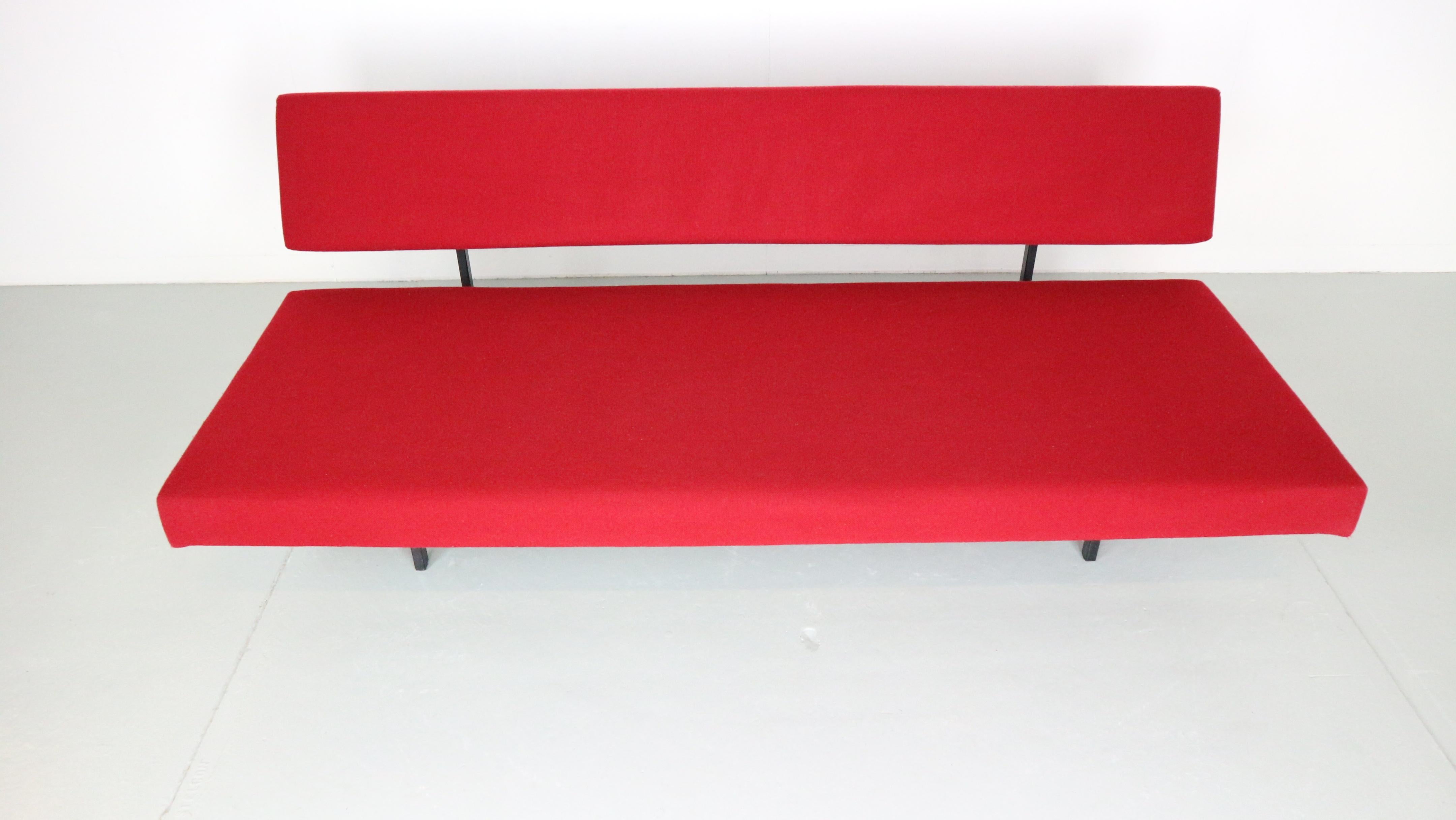 Gijs Van Der Sluis Rotes Sleeper Sofa-Tagesbett Modell 540, 1961 im Zustand „Gut“ in The Hague, NL