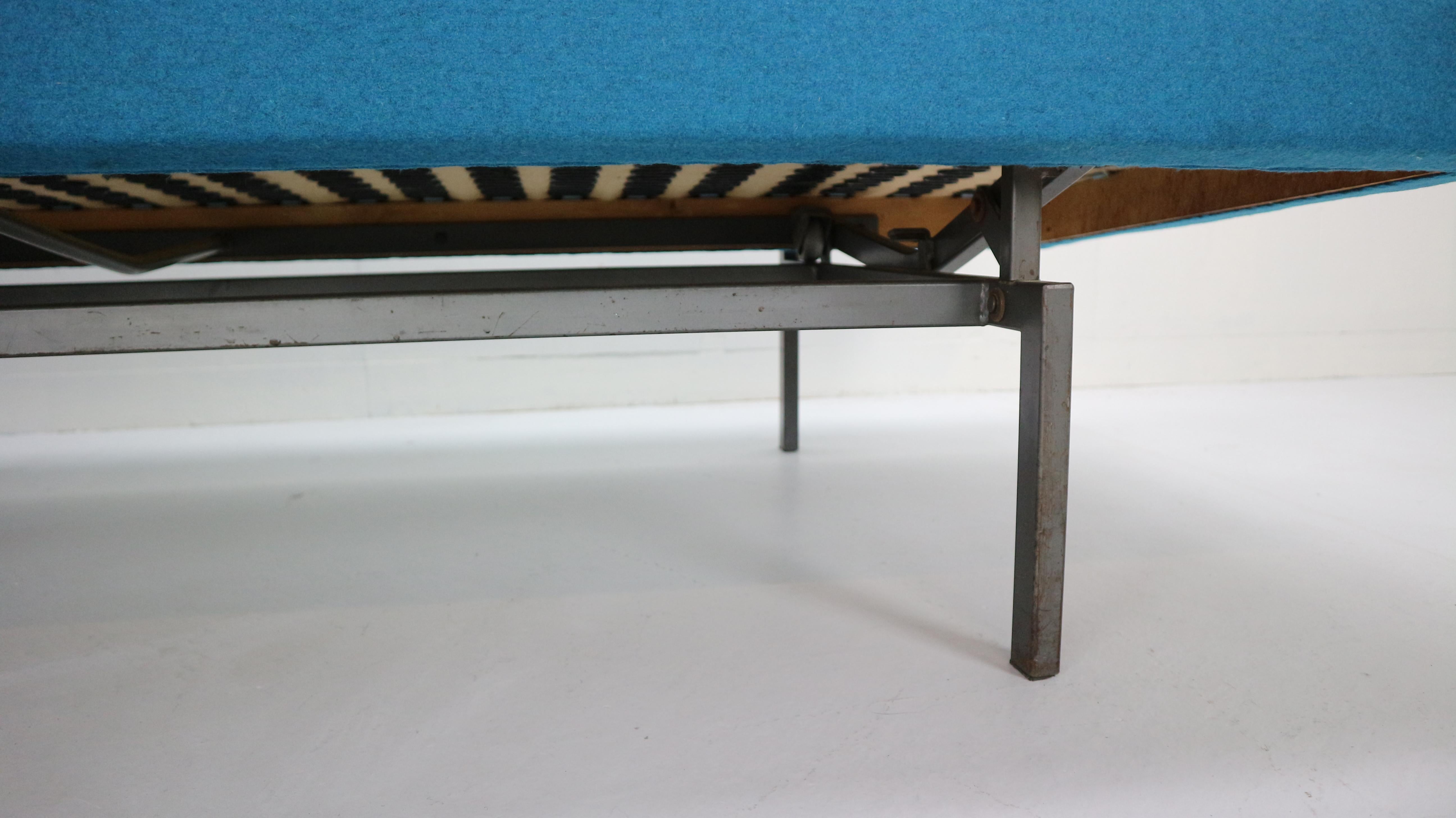 Gijs Van Der Sluis Streamline Blue Sleeper Sofa Daybed Model 540, 1961 11