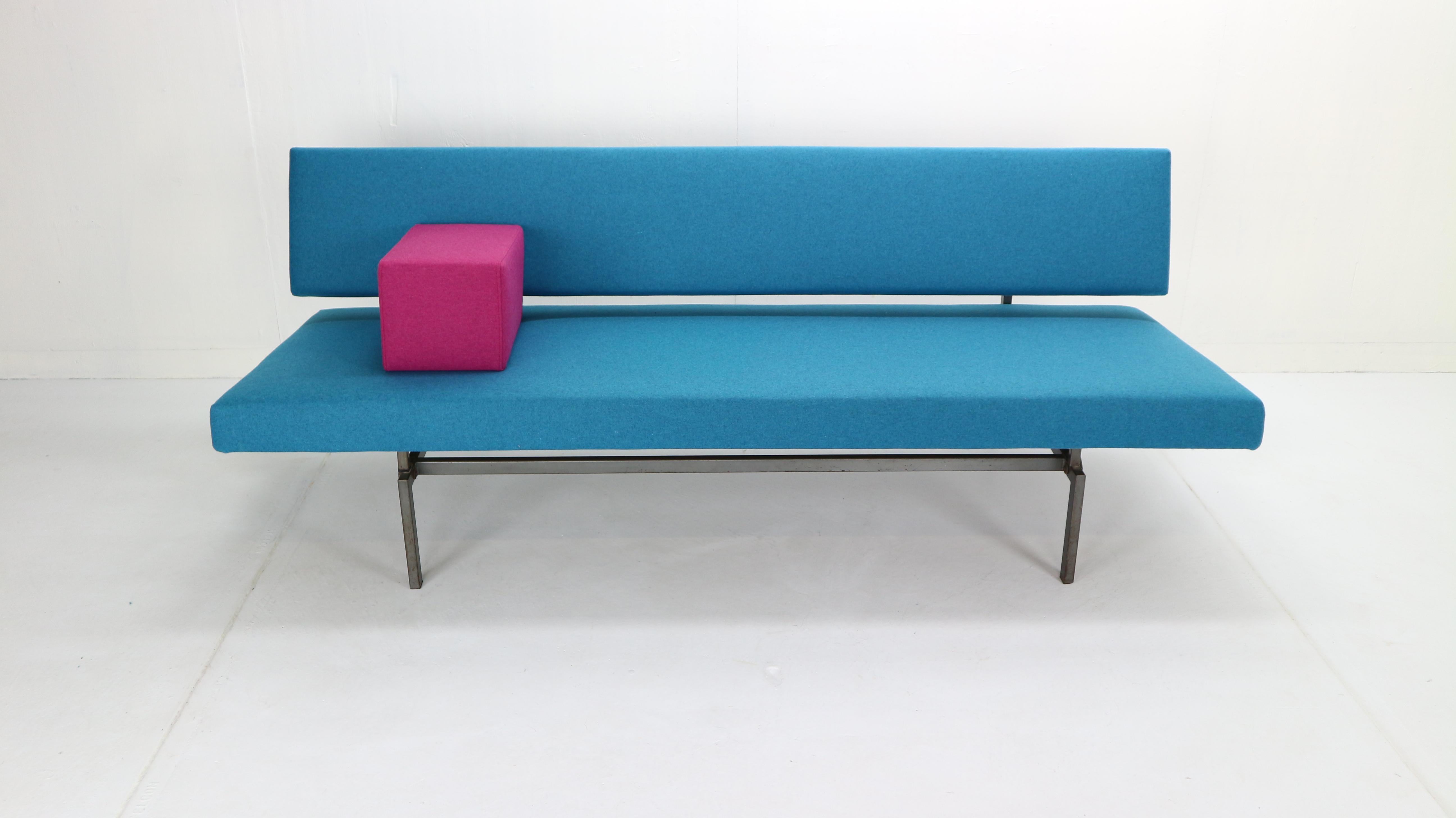 Mid-Century Modern Gijs Van Der Sluis Streamline Blue Sleeper Sofa Daybed Model 540, 1961