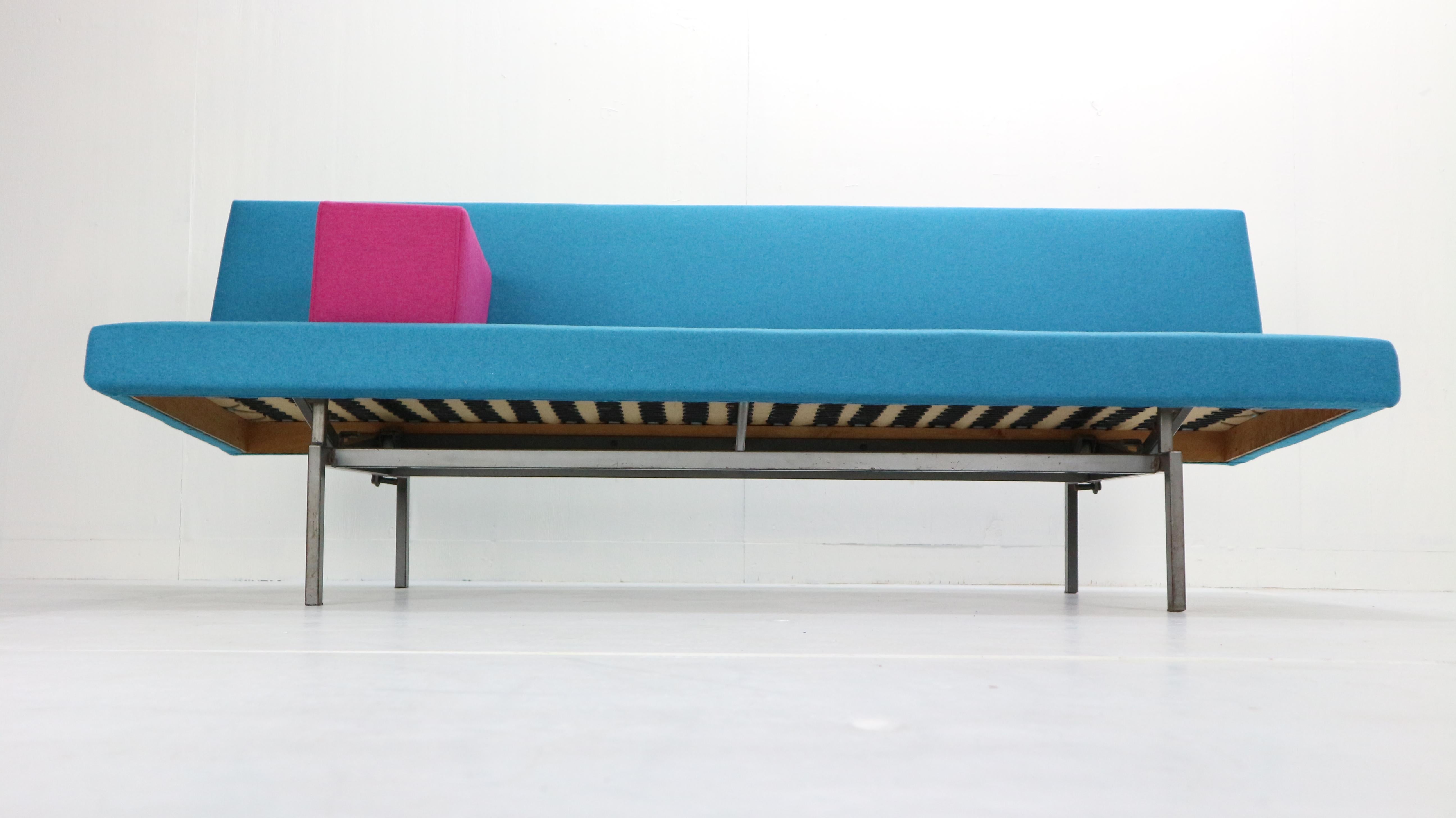 Dutch Gijs Van Der Sluis Streamline Blue Sleeper Sofa Daybed Model 540, 1961