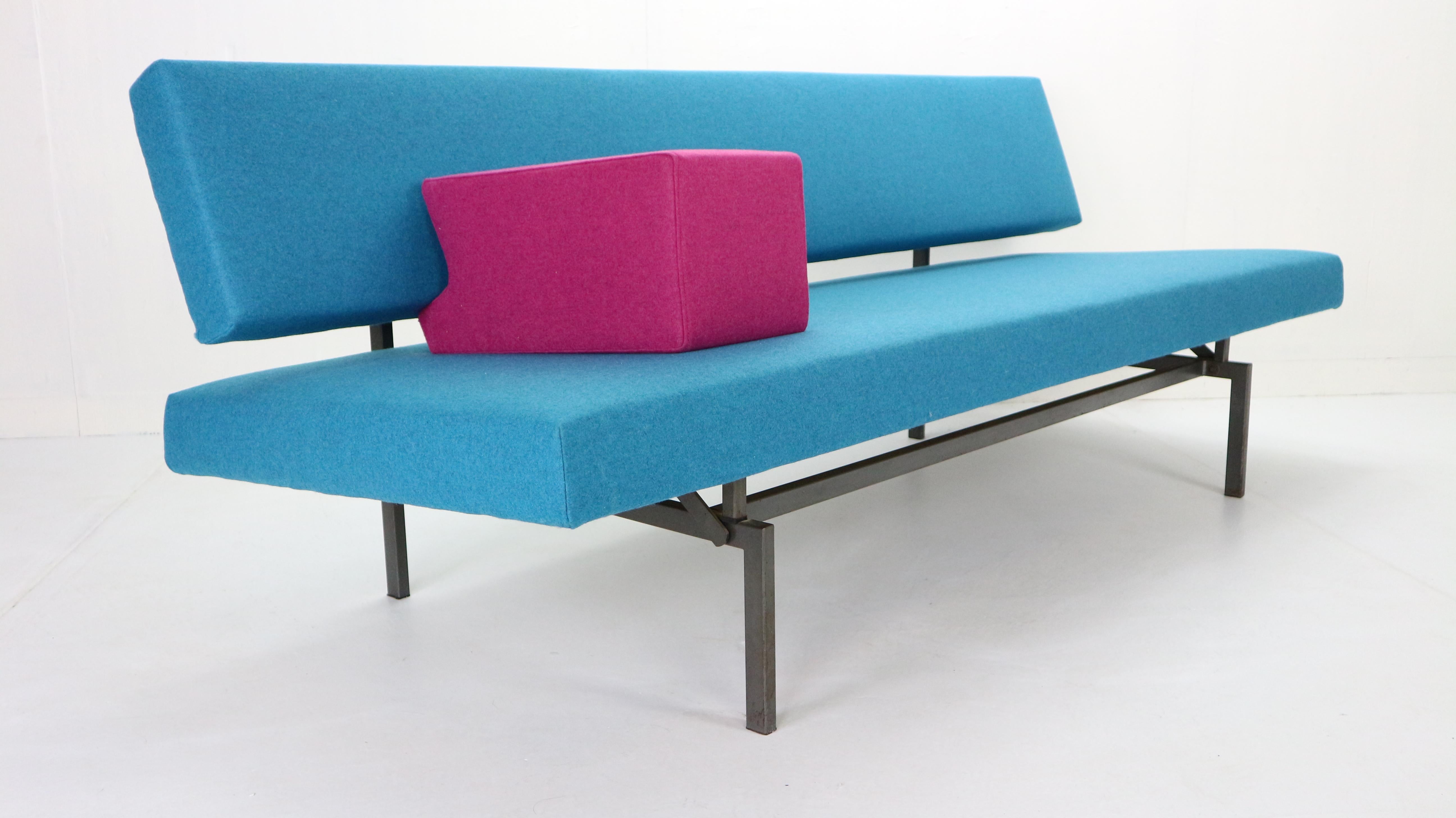 Mid-20th Century Gijs Van Der Sluis Streamline Blue Sleeper Sofa Daybed Model 540, 1961