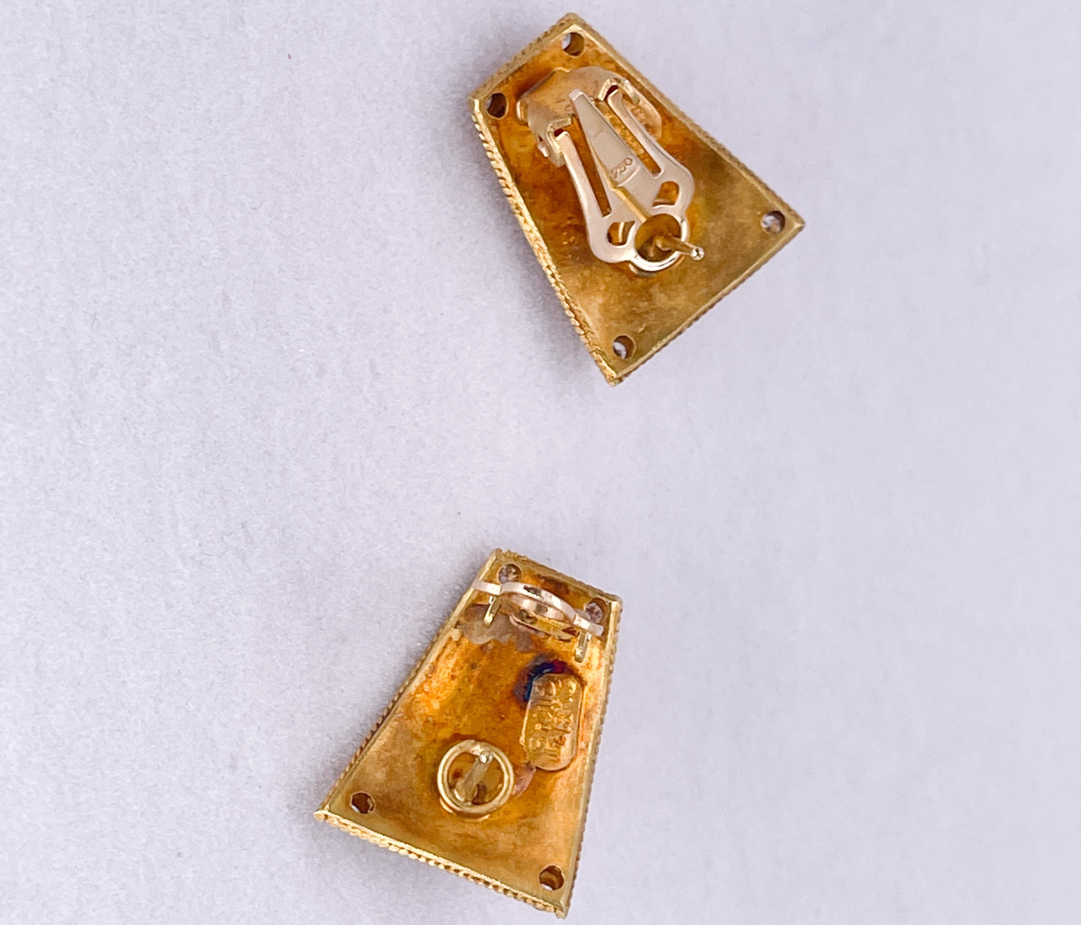 Gikas Ohrringe aus 18 Karat Gold mit Rubin, Smaragd und Diamanten Damen im Angebot