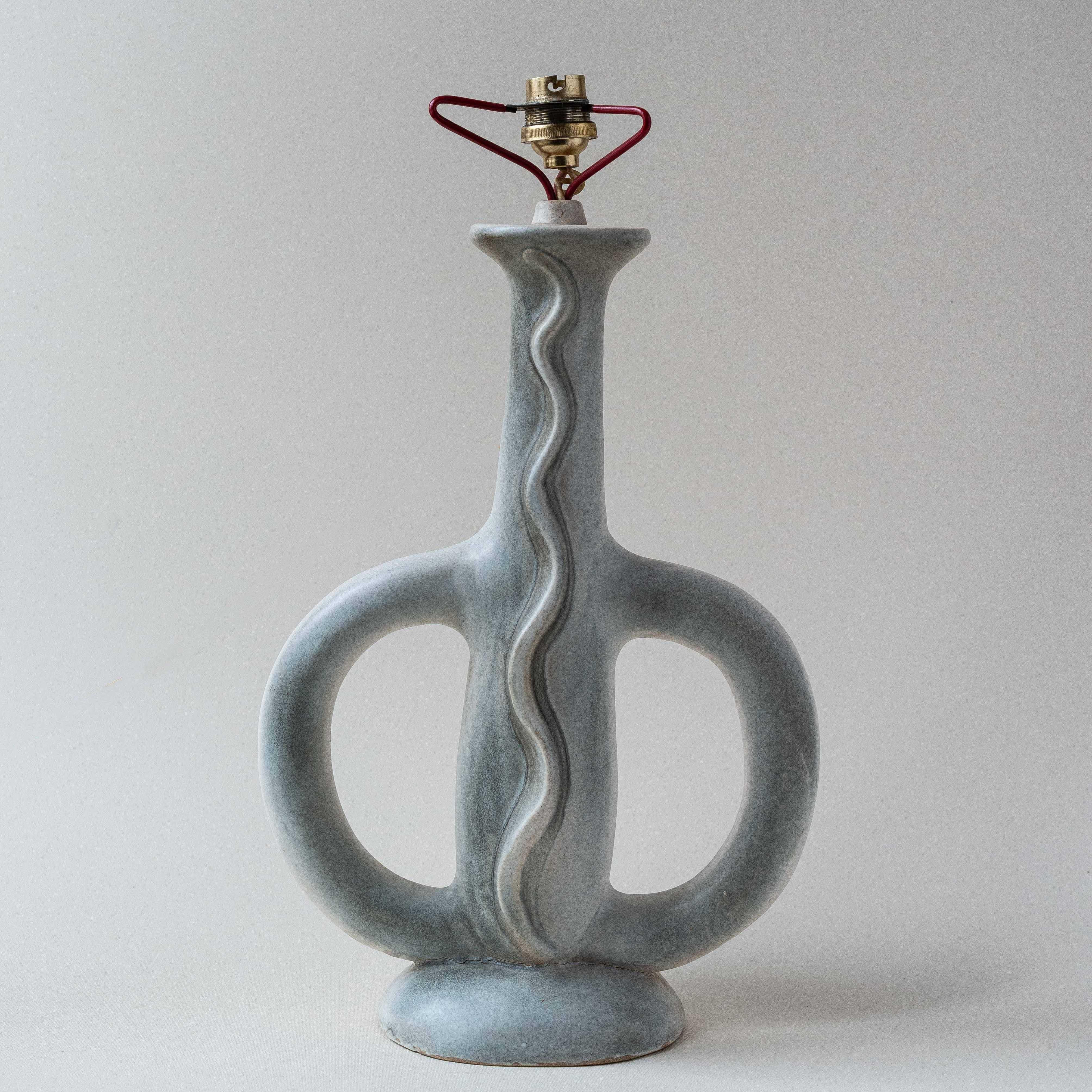 Gil Agnoloni Free-form lamp in bluish-grey glazed ceramic.

Very rare lamp by french ceramist Gil Agnoloni. 

The artist was famous for his zoomorphic black lamps. 

This one is a particularly exceptional one, with its singular shape and