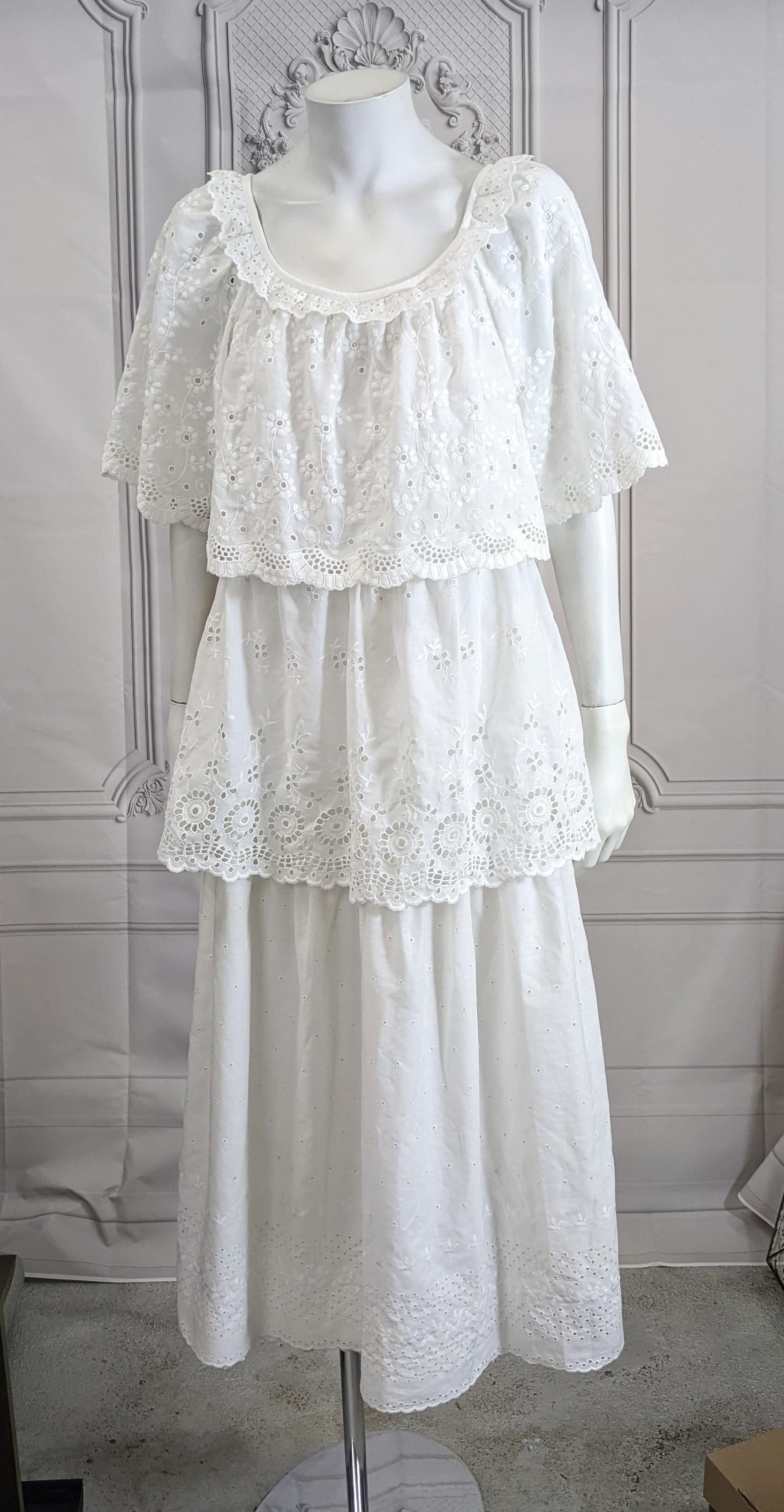 Gil Ambez für Genre Romantic Tiered Eyelet Lace Dress aus Baumwollmischung aus den 1980er Jahren. Für die vielen Etagen werden verschiedene Arten von mit Ösen versehener Baumwolle verwendet. Einfacher Pullover, der auch mit Gürtel getragen werden