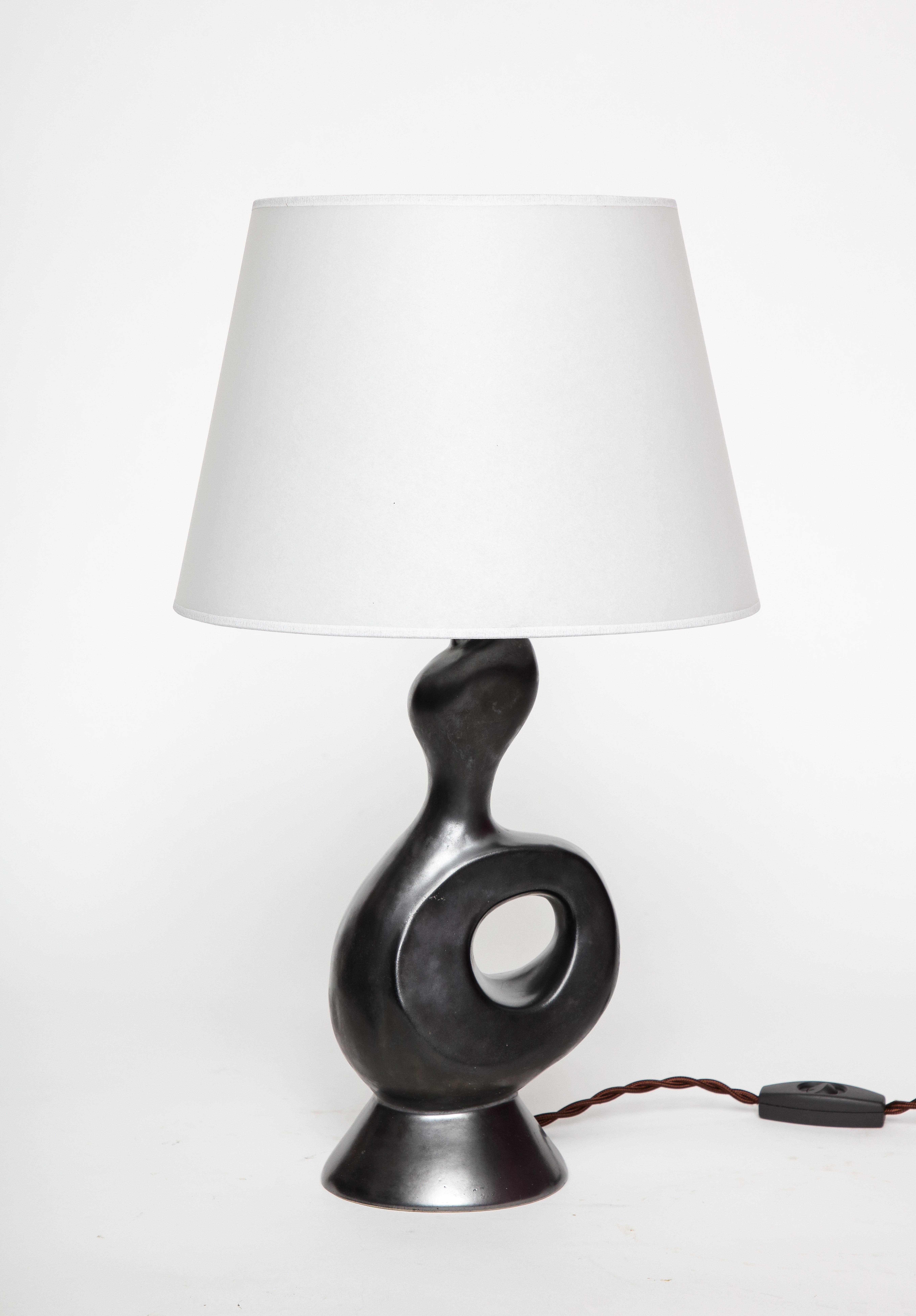 Gil Angoloni, 'Bird' Schwarz glasierte Keramiklampe mit Pergamentschirm. Frankreich, ca. 1950, signiert

Orleans Steingut, Frankreich

