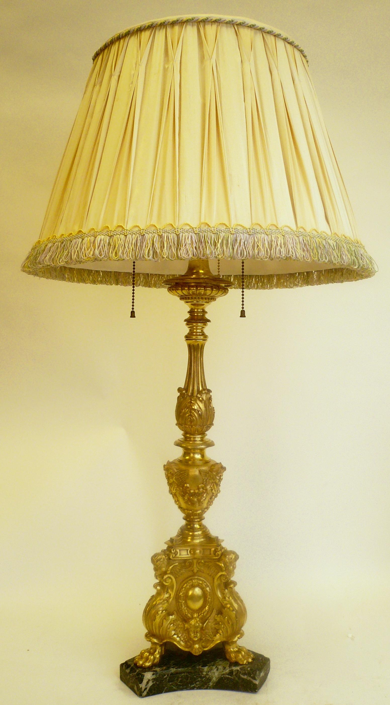 Cette lampe figurative en bronze doré finement coulé de Caldwell présente des feuilles d'acanthe, des putti ailés, des guirlandes réticulées et d'autres motifs classiques sur une base en marbre.