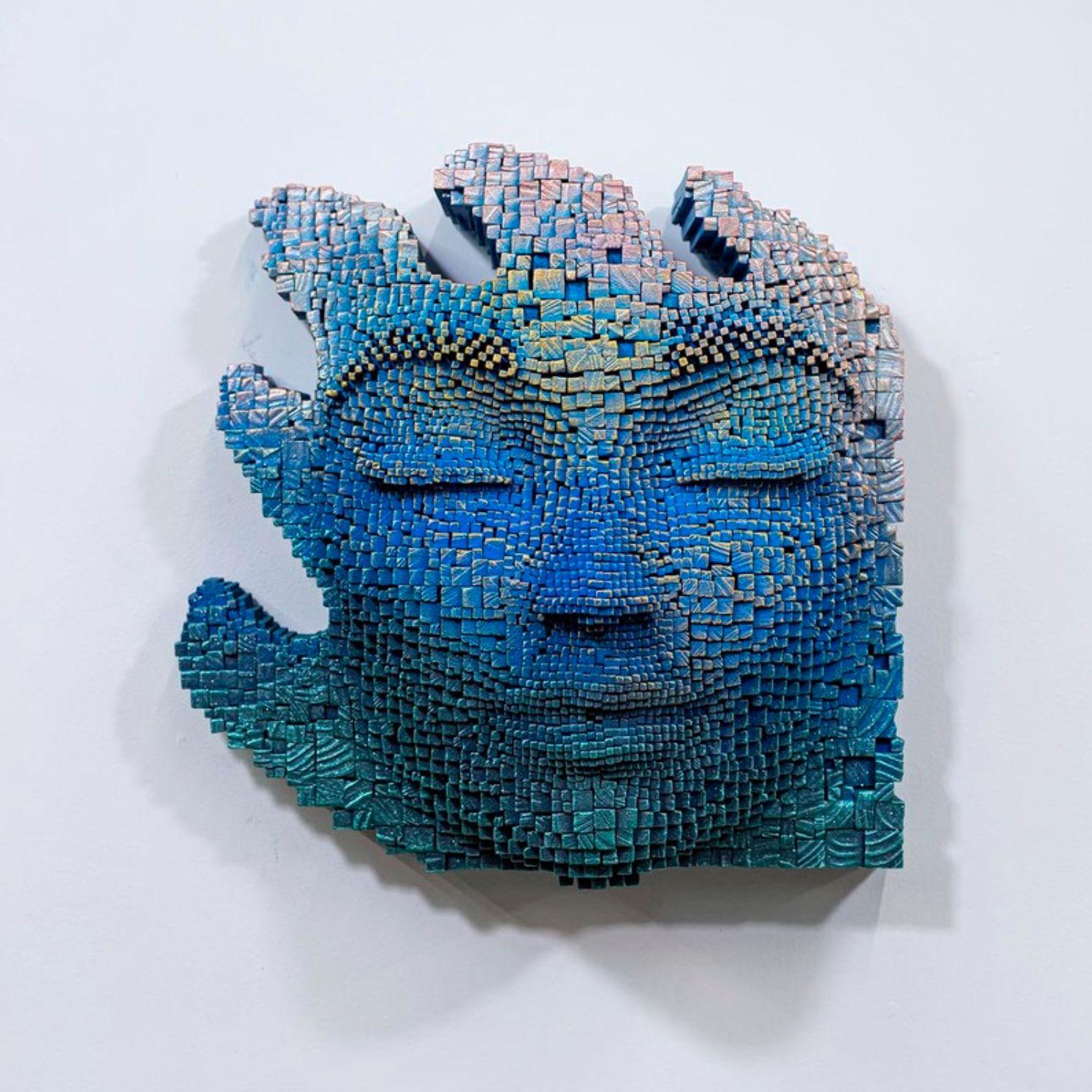 Figurative Sculpture di Gil Bruvel - Scultura da parete "Mask 148": legno impilato in stile contemporaneo e vernice acrilica