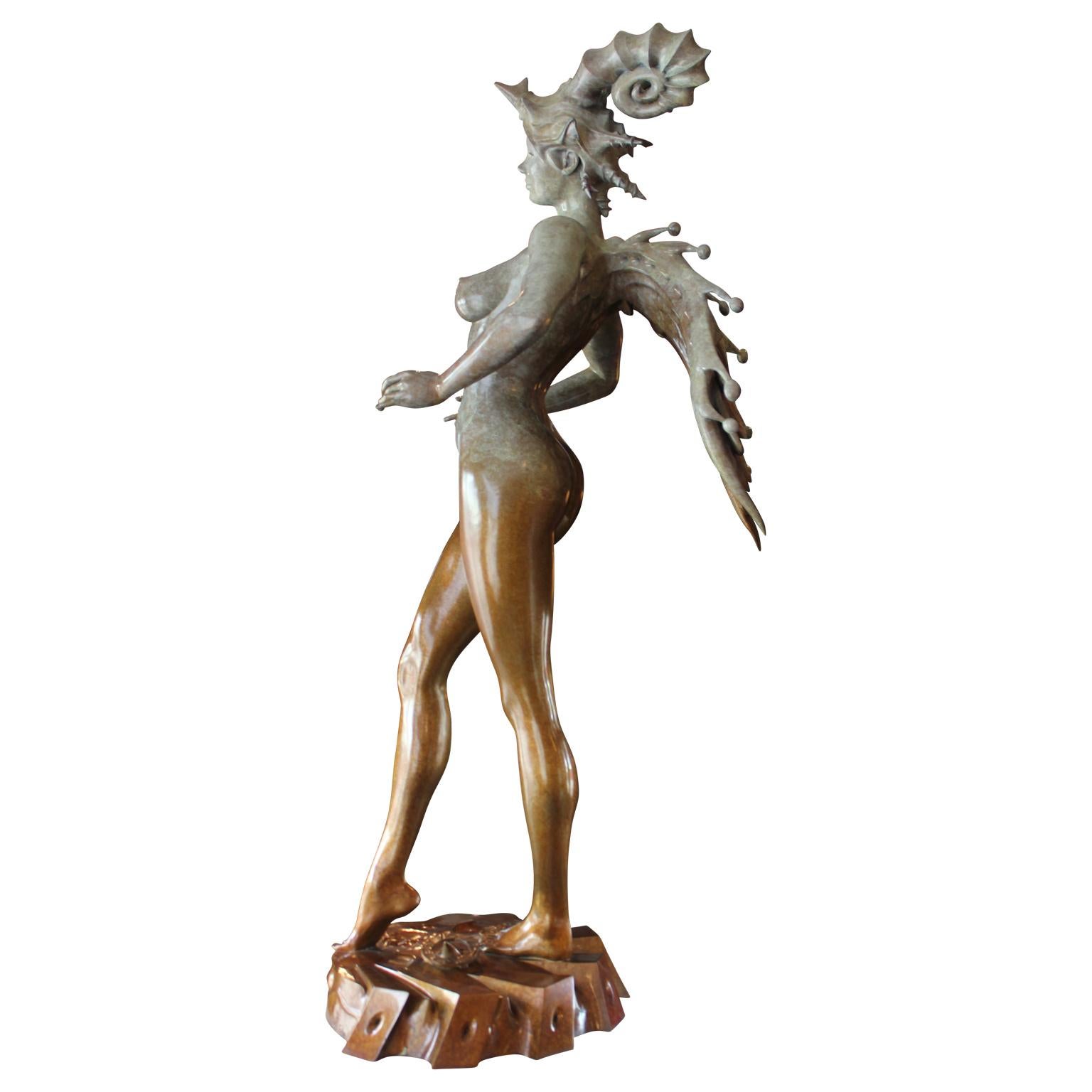 Escultura mítica de bronce de un hada desnuda con cuernos de carnero. El bronce es bicolor. El hada se alza sobre un pedestal de bronce con forma geométrica.  La obra está firmada por el artista y tiene una edición de 5 de 10. 


Biografía del