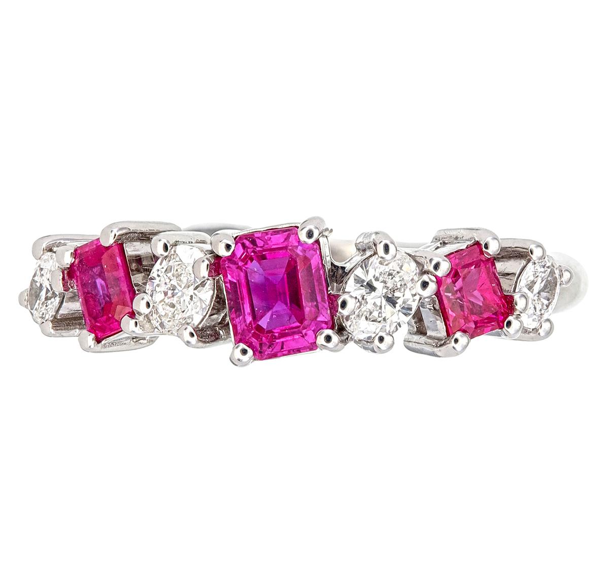 Anello con rubino in oro bianco 18kt e diamanti
  
  Colore e caratura dell'oro: Oro bianco 18kt
  Peso: 3,953 grammi
  
  Imposta con...
  Tipo di pietra: Rubino
  Forma: Octogon
  Carati: 0,77 (3 pezzi)
  Colore: -
  Chiarezza: -
  
  Pietre