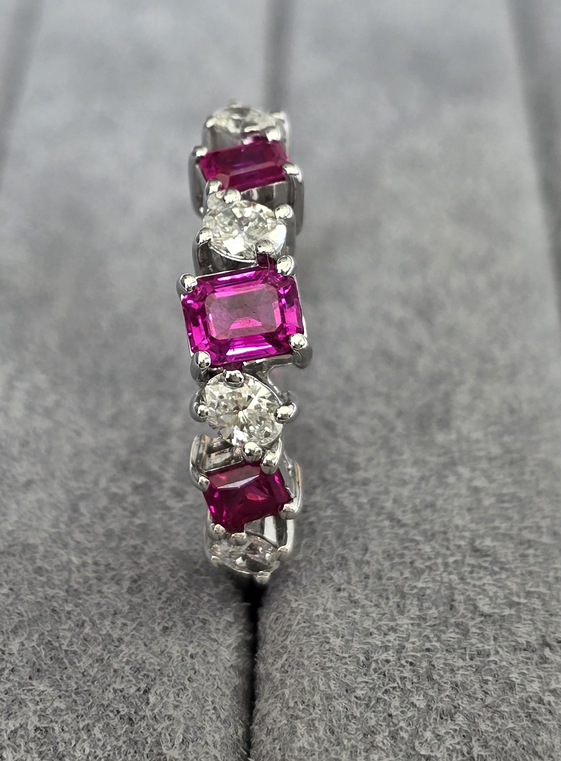 Anello con rubino certificato GIL da 0,77 carati In condizioni Nuovo in vendita a บางรัก, TH