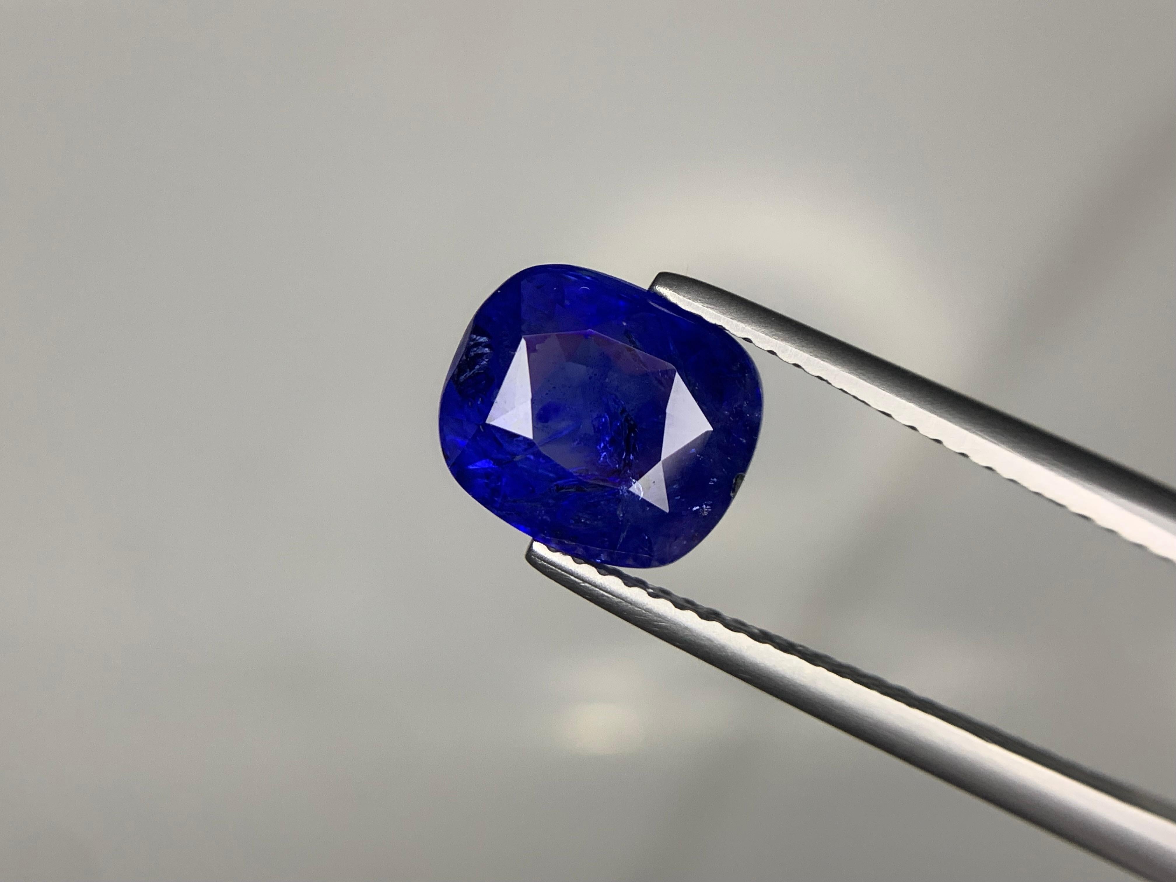 Arts and Crafts Saphir royal bleu de Ceylan certifié GIL de 4,57 carats naturel en vrac en vente