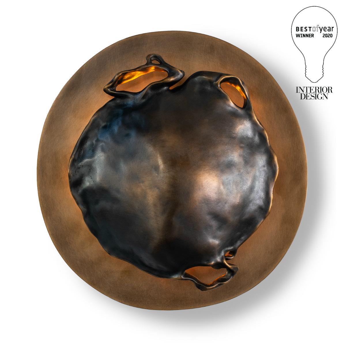 Winner of Interior Design Magazine's 2020 BEST OF YEAR award - the Gil Melott Bespoke Luz SC form 37 Bronze Sconce serves not just as a light fixture, but as an anthropomorphic piece of sculpture adorning the wall. Its delicate form belies its