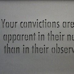Gil Scullion, Tus convicciones, 2017, 20 hojas de papel cortado a mano apiladas